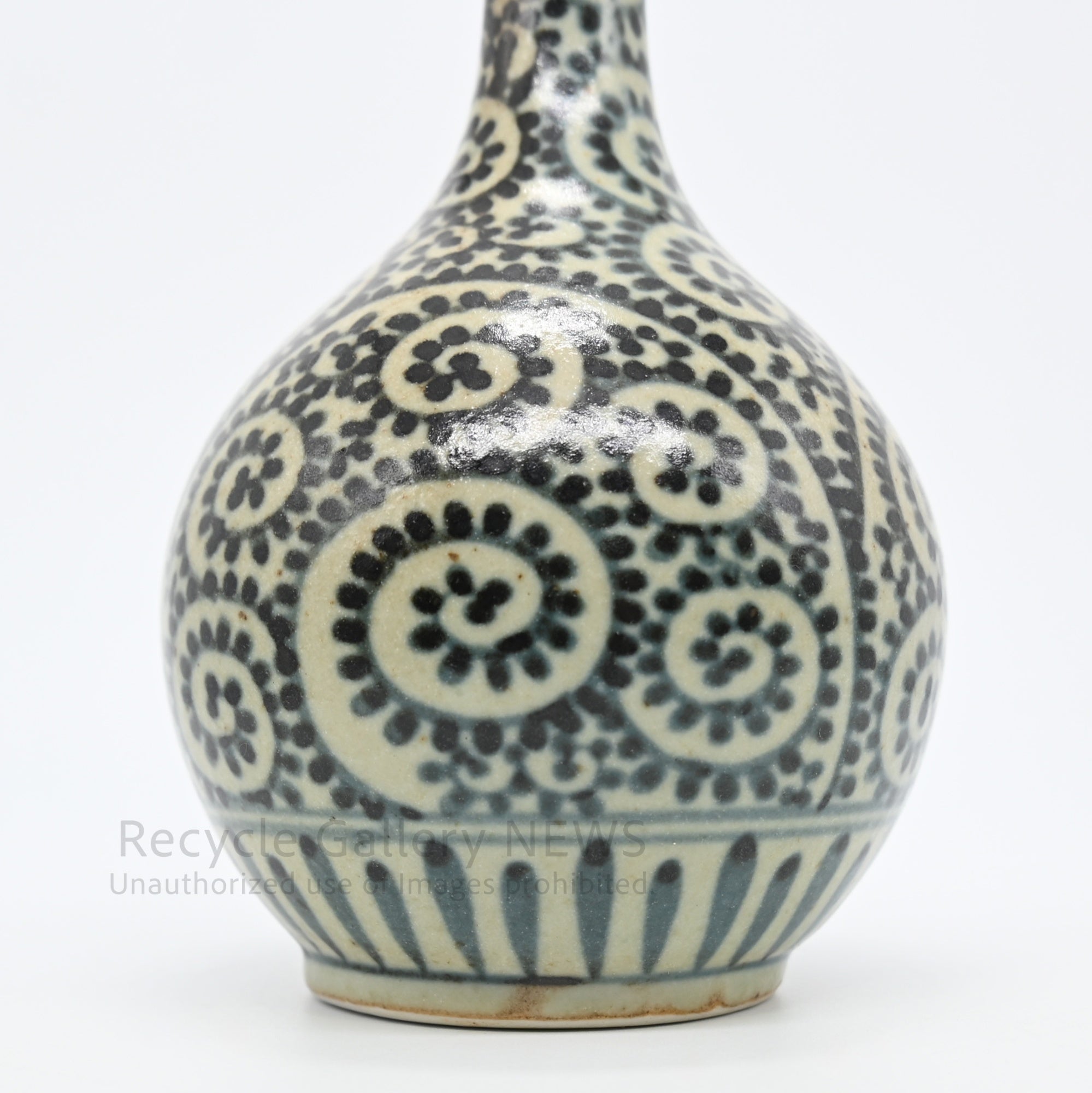 Arita Ware Enzaemon Hand-Painted Long Neck Vase Arabesque Design White Blue Black Japanese Porcelain / 有田焼 円左衛門 蛸唐草 鶴首花瓶 一輪挿し 花器 林勉 染付 白磁 藍 和モダン オリエンタル