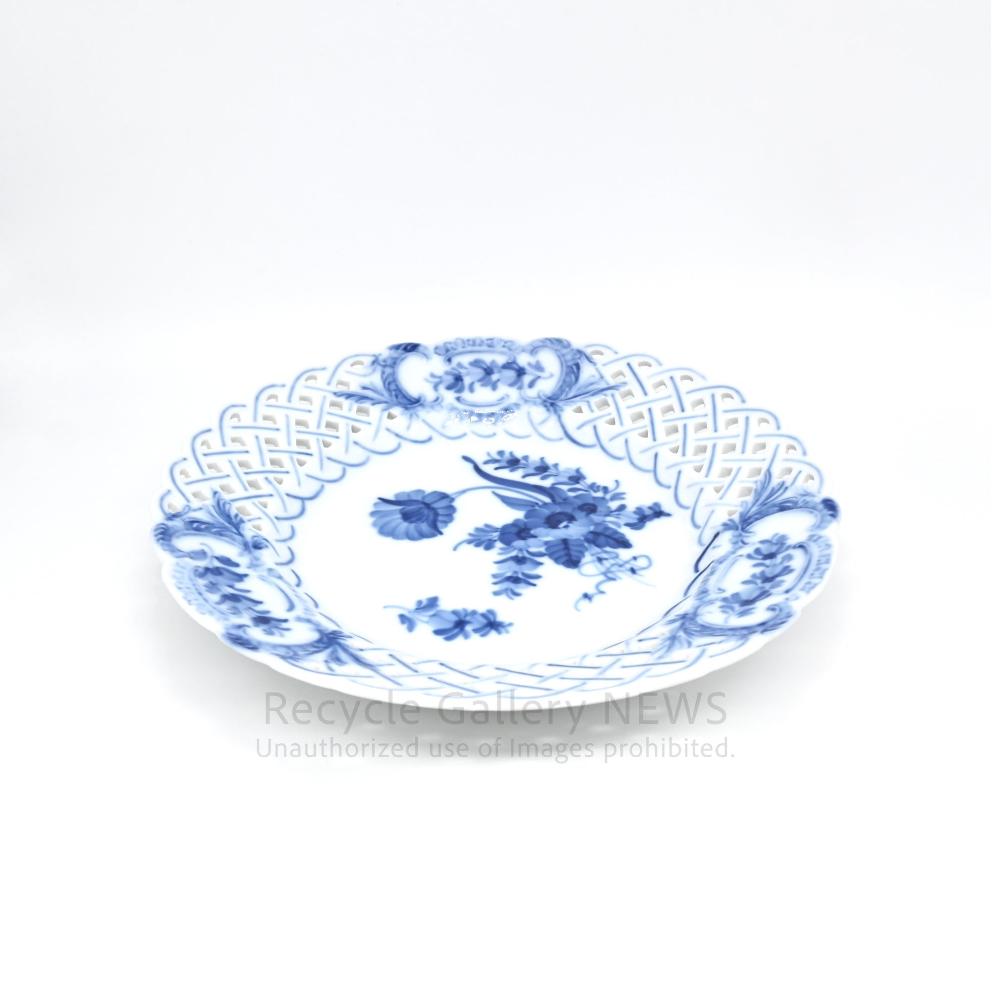 Royal Copenhagen "Blue Flower" Open Work Prate White Cobalt Blue Porcelain / ロイヤル・コペンハーゲン ブルーフラワー 透かし彫り 皿 プレート 白 青 磁器 北欧食器