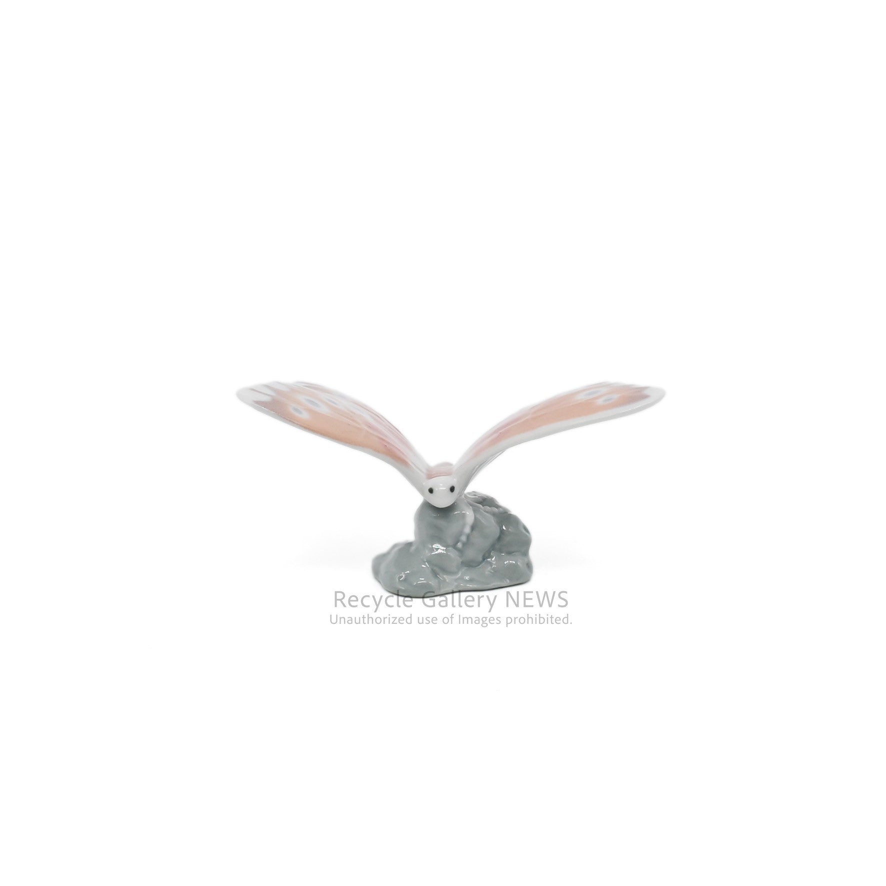 NAO by Lladro Porcelain Pink Butterfly Figurine / ナオ リヤドロ 蝶々モチーフ 磁器 フィギュリン オブジェ ピンク パステルカラー