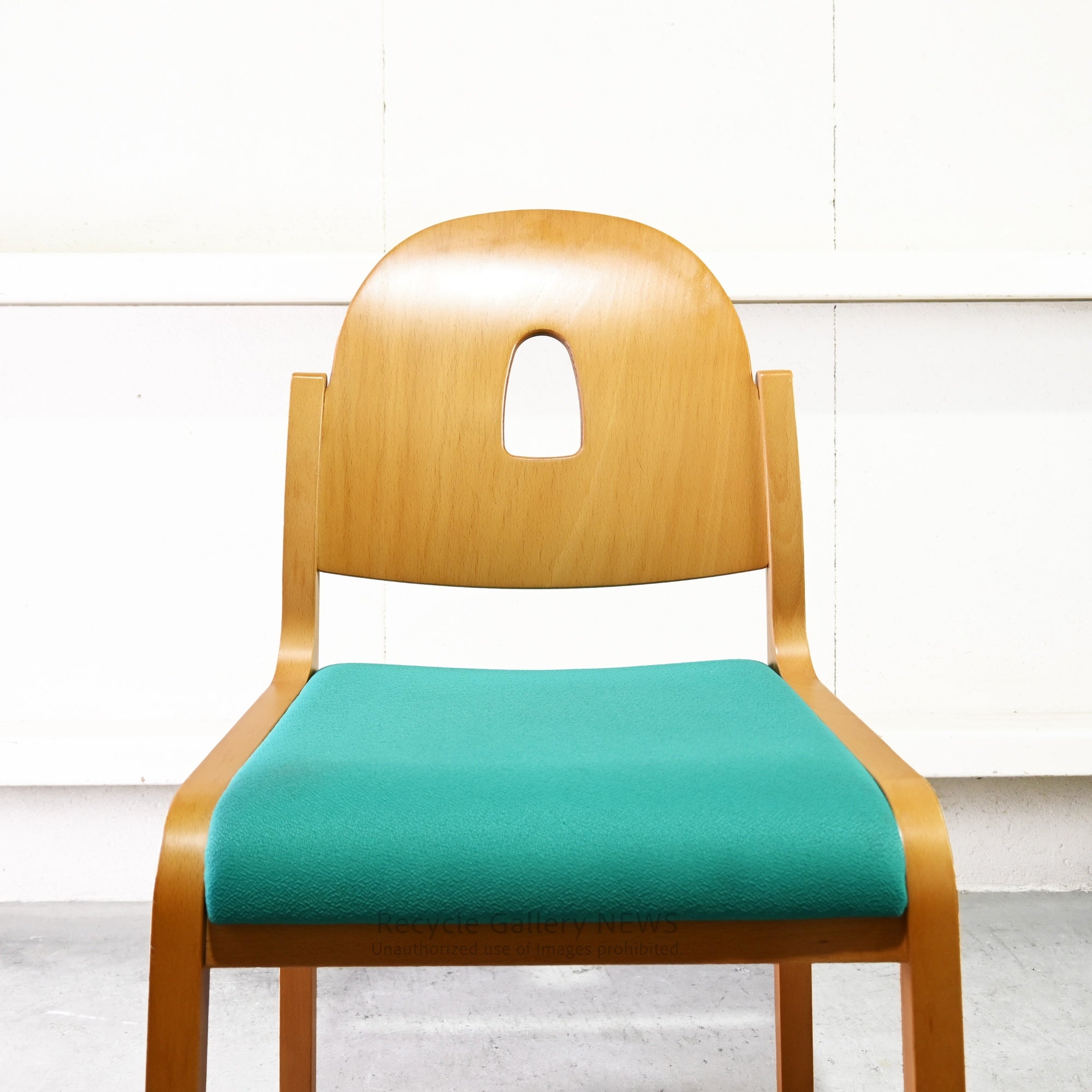 Tendo Mokko Wooden Green fabric Dining Chair with Accent Color Robust Craftsmanship / 天童木工 グリーンファブリック ダイニングチェア 木製 差し色 職人技 堅牢
