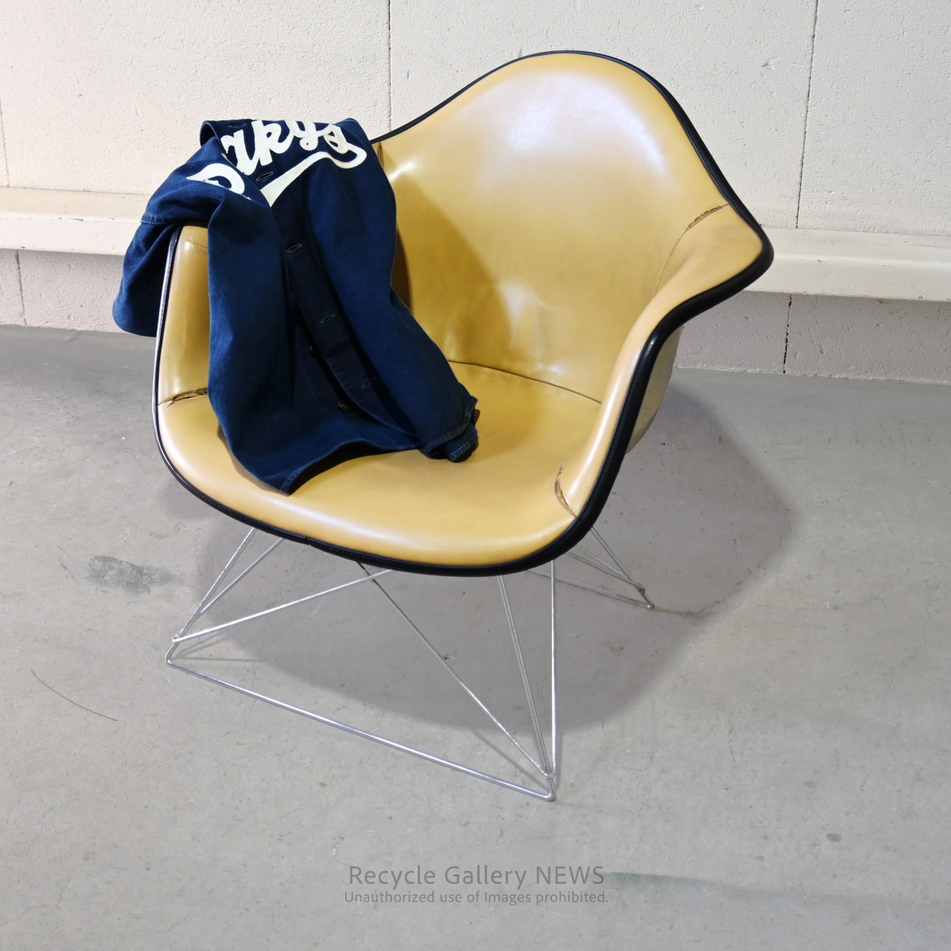 Vintage Herman Miller Eames 1st Generation Arm Shell Chair American Mid Century With Damage / ハーマンミラー イームズ アームシェルチェア 1ｓｔ ﾀﾞﾒｰｼﾞ イームズ夫妻 ミットセンチュリー アメリカ