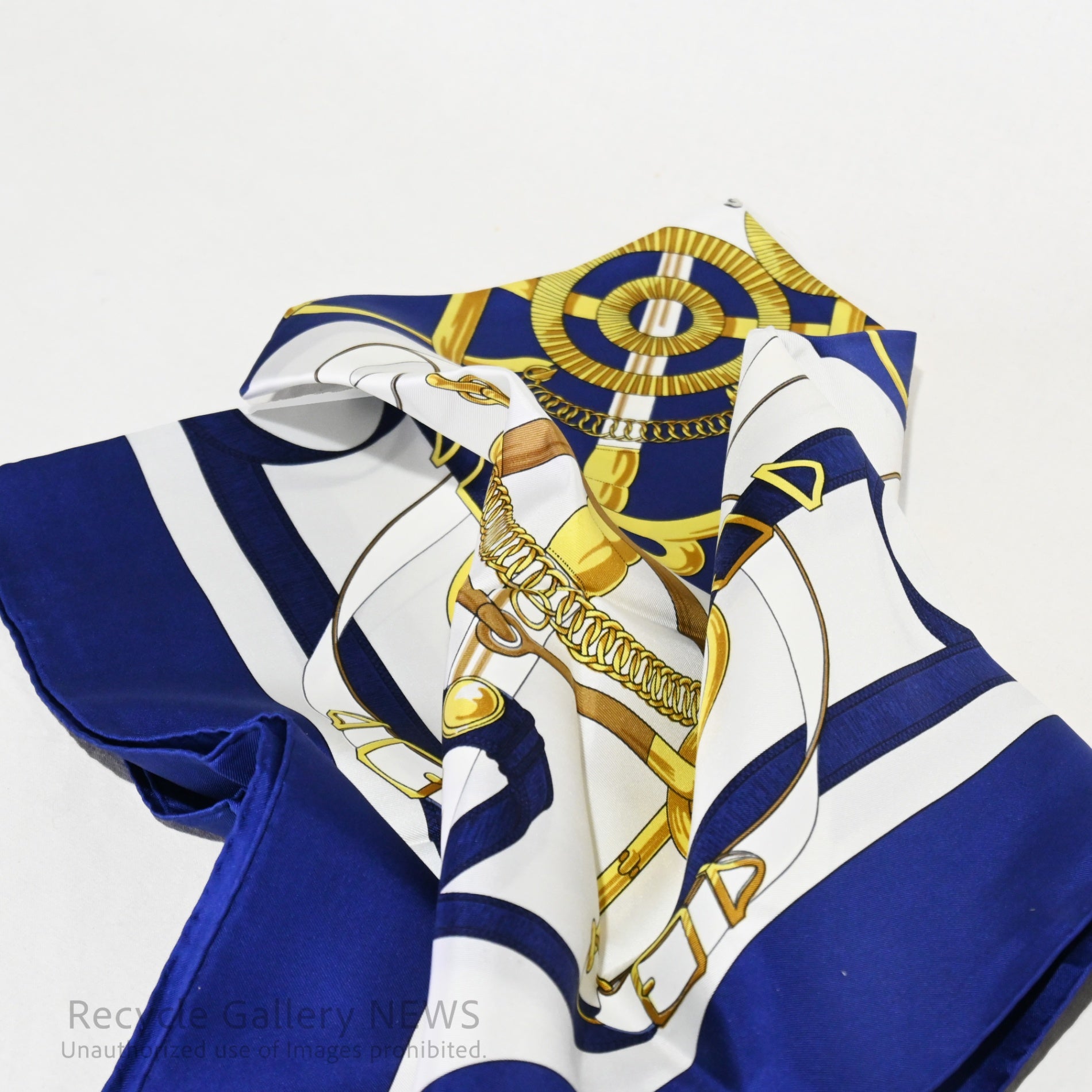 HERMES carré 90 Eperon d'Or Blue Gold France / エルメス カレ90 黄金の拍車 ネイビー ゴールド スカーフ 未使用・新古品 フランス