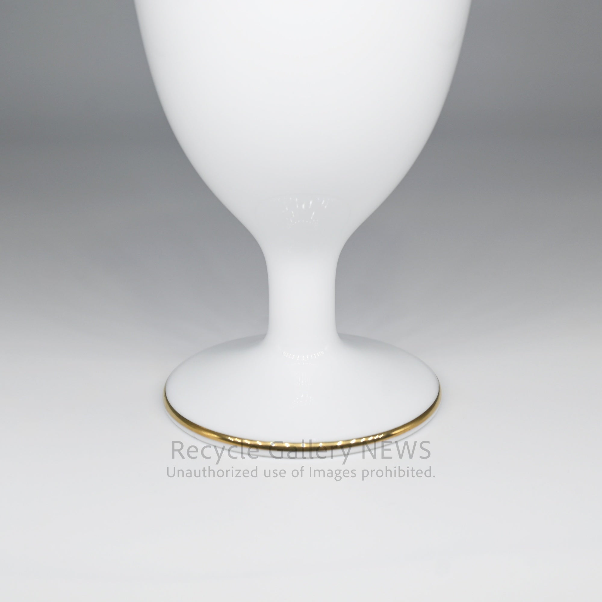 Okura Art China Porcelain Wine Goblet Painterly Design Japanese Modern Gold Gilding White / 大倉陶園 陶磁器ワイングラス ゴブレット 絵画デザイン 和モダン 金彩 白