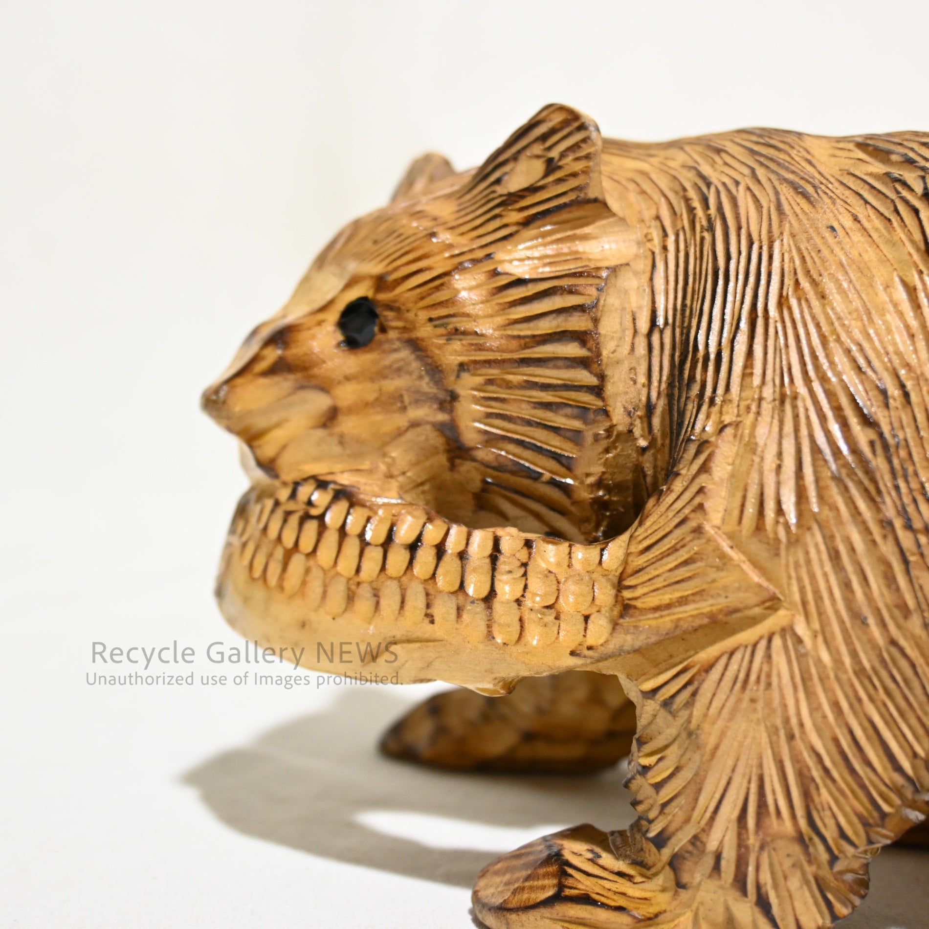 Wooden bear carving Light brown Natural finish Hokkaido souvenir Showa retro Japan / 木彫り 熊 表面焼き ライトブラウン ナチュラル 北海道 お土産 昭和レトロ 日本