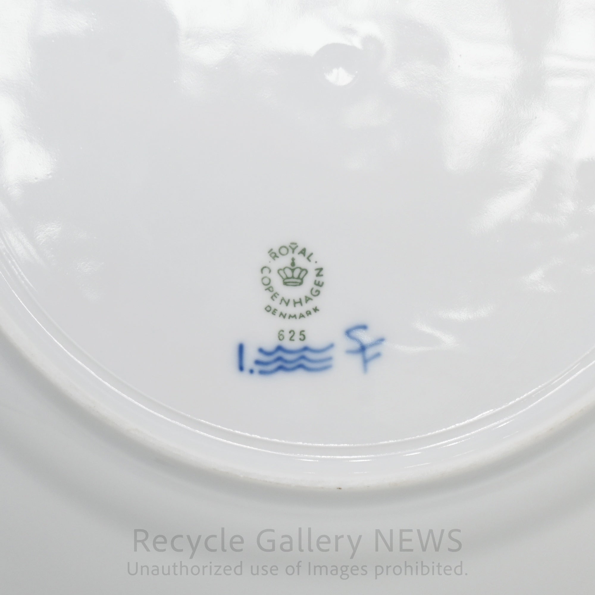 Royal Copenhagen Blue Fluted Plain 25cm Porcelain Plate White Cobalt Blue / ロイヤル・コペンハーゲン ブルーフルーテッド プレイン 25cm 磁器 皿 プレート 白 青 北欧食器