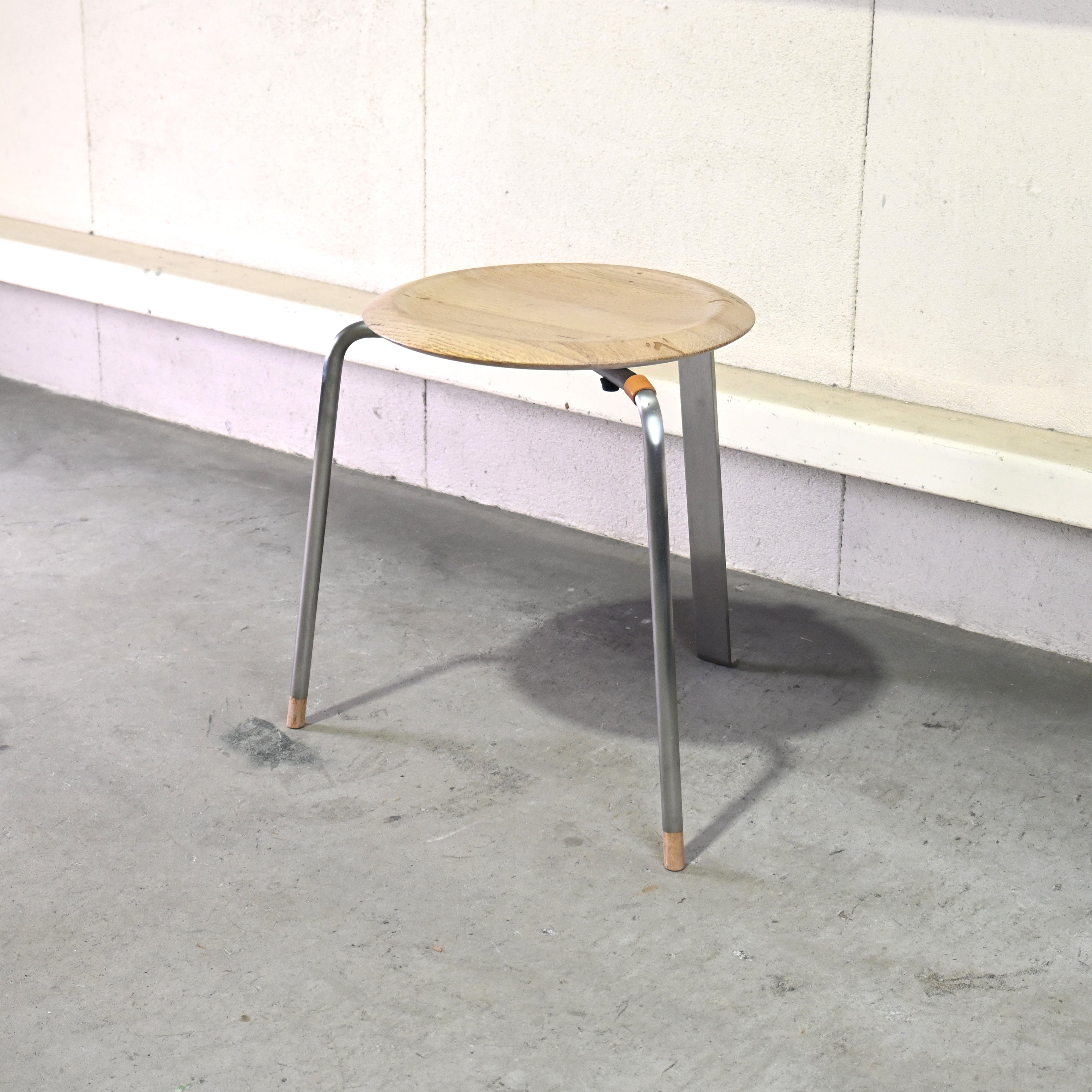 WOHL HÜTTE Tone stool 3 legs Abemaki thinned wood Gifu Japanese modern / ヴォール ヒュッテ トーン スツール 3本脚 アベマキ 間伐材 岐阜 ジャパニーズモダン