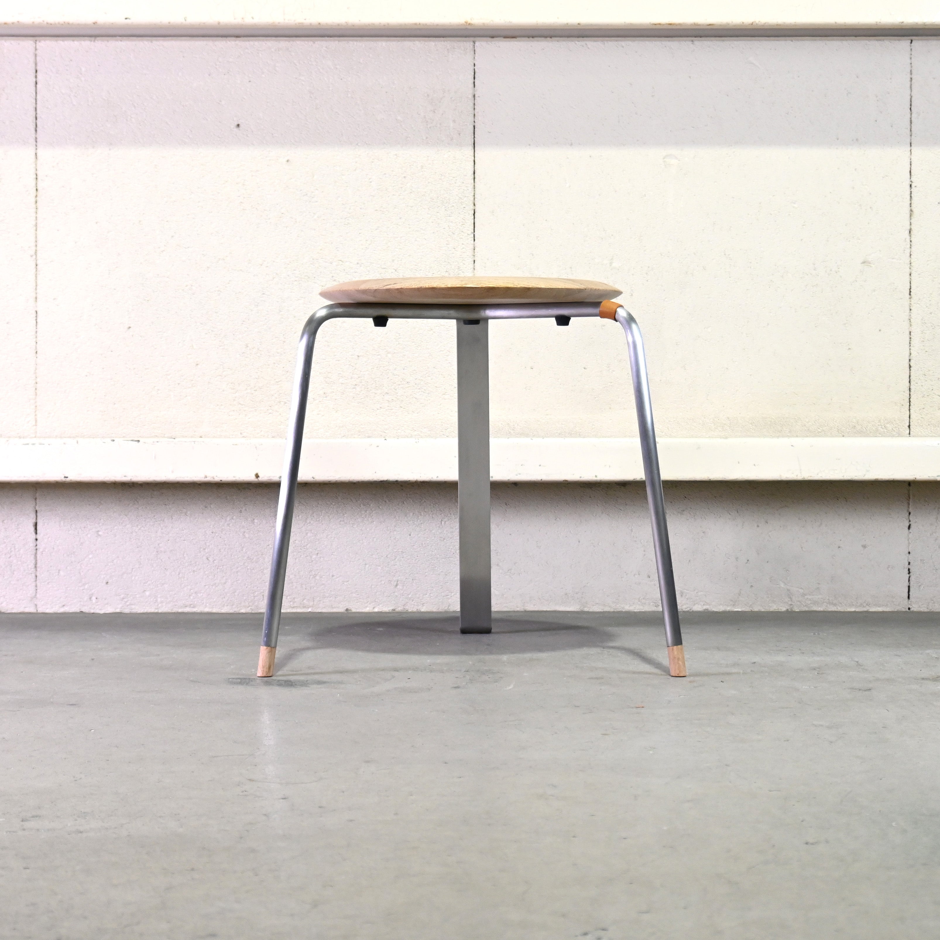 WOHL HÜTTE Tone stool 3 legs Abemaki thinned wood Gifu Japanese modern / ヴォール ヒュッテ トーン スツール 3本脚 アベマキ 間伐材 岐阜 ジャパニーズモダン