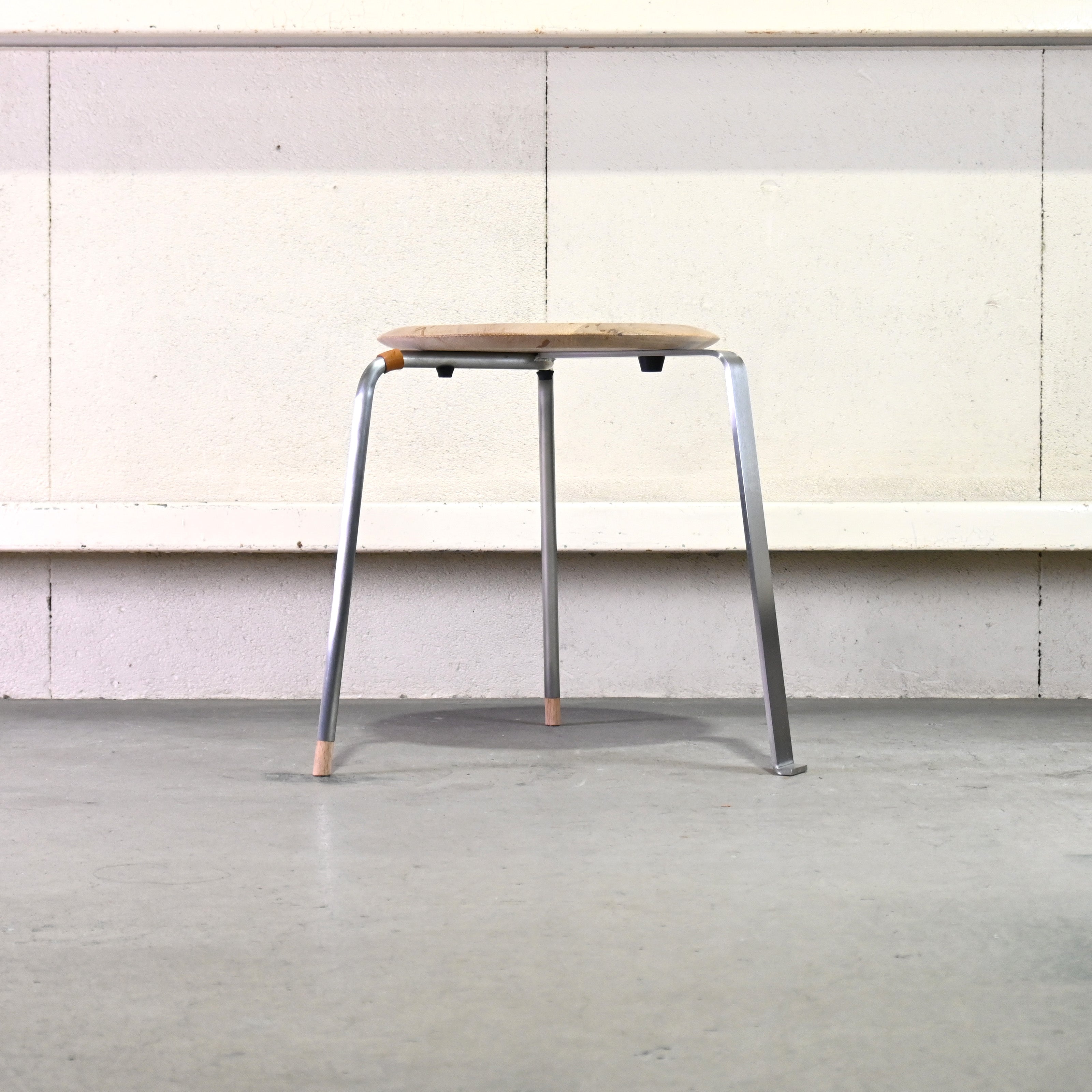 WOHL HÜTTE Tone stool 3 legs Abemaki thinned wood Gifu Japanese modern / ヴォール ヒュッテ トーン スツール 3本脚 アベマキ 間伐材 岐阜 ジャパニーズモダン