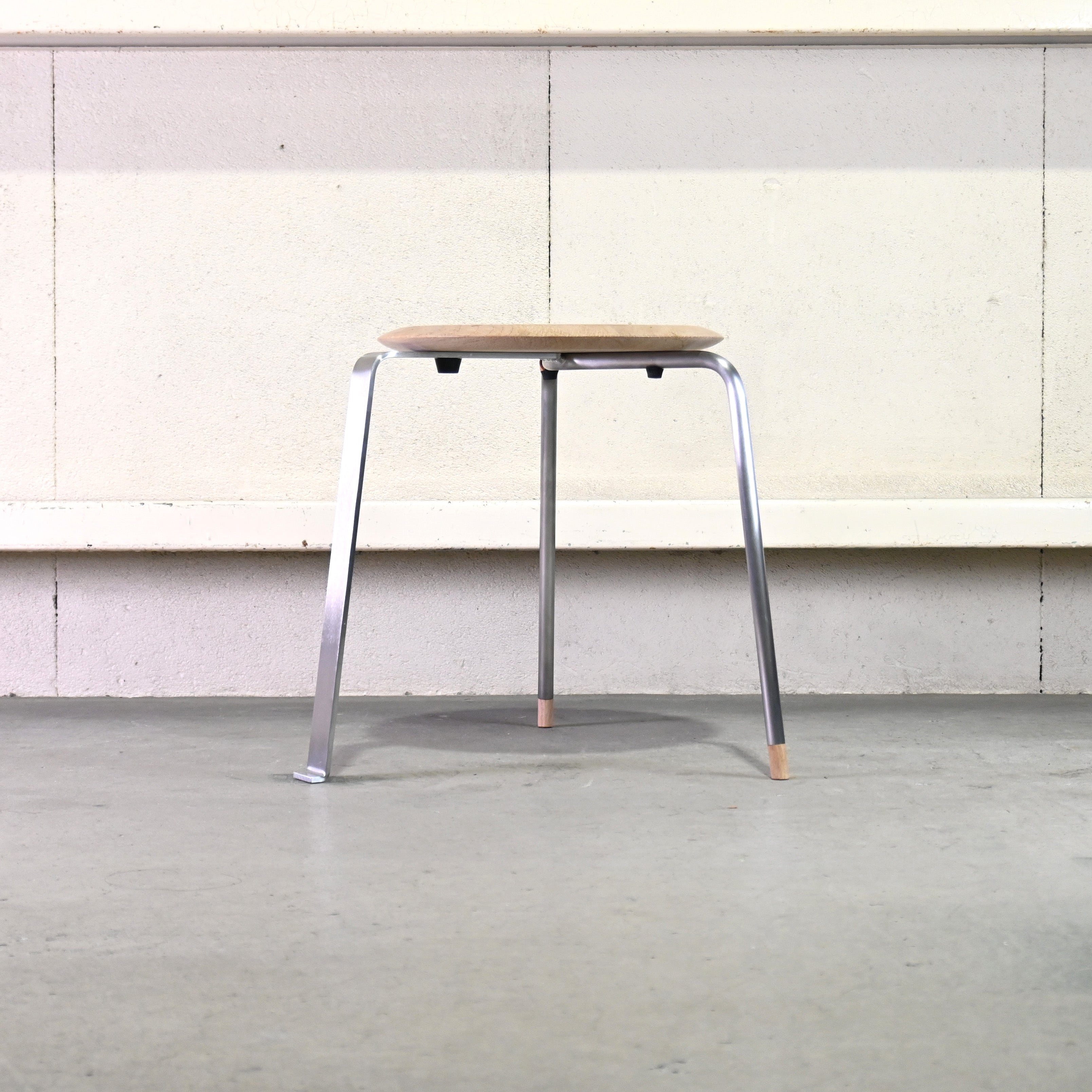 WOHL HÜTTE Tone stool 3 legs Abemaki thinned wood Gifu Japanese modern / ヴォール ヒュッテ トーン スツール 3本脚 アベマキ 間伐材 岐阜 ジャパニーズモダン