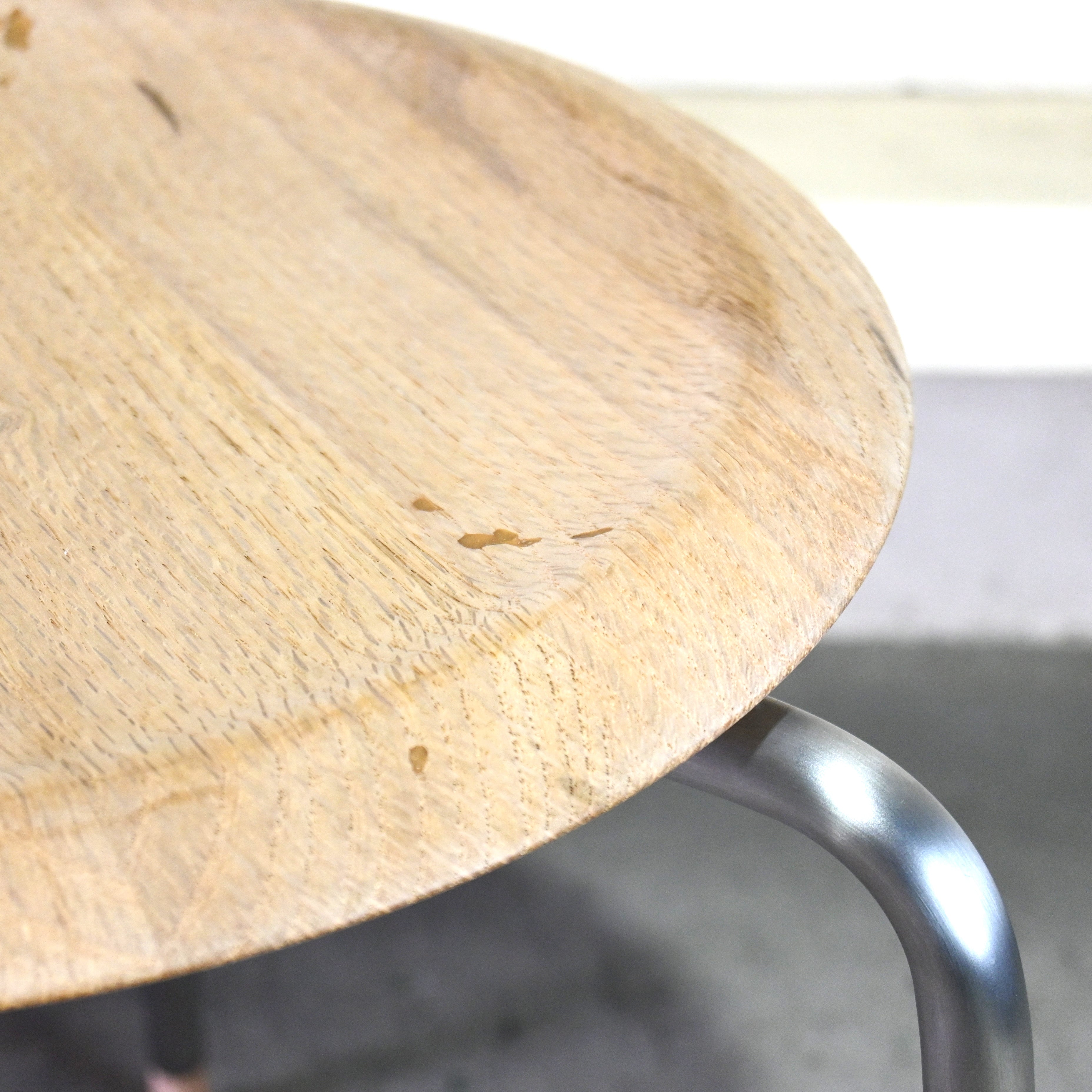 WOHL HÜTTE Tone stool 3 legs Abemaki thinned wood Gifu Japanese modern / ヴォール ヒュッテ トーン スツール 3本脚 アベマキ 間伐材 岐阜 ジャパニーズモダン