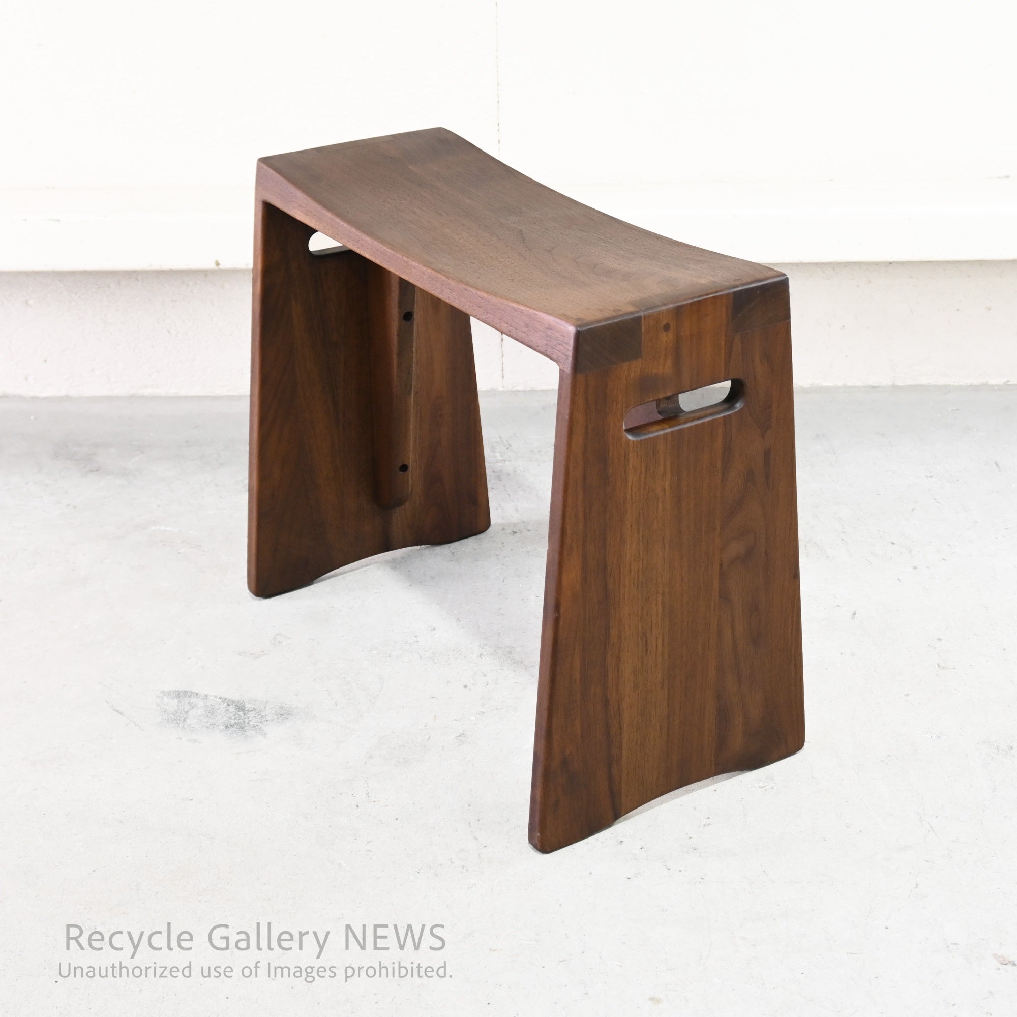 Kuwaya "Ridgeline 48" Solid Wood Multi Stool & Arm Table Japan / 久和屋 リッジライン 48 マルチスツール 日本 ウォールナット ベランダ アームテーブル
