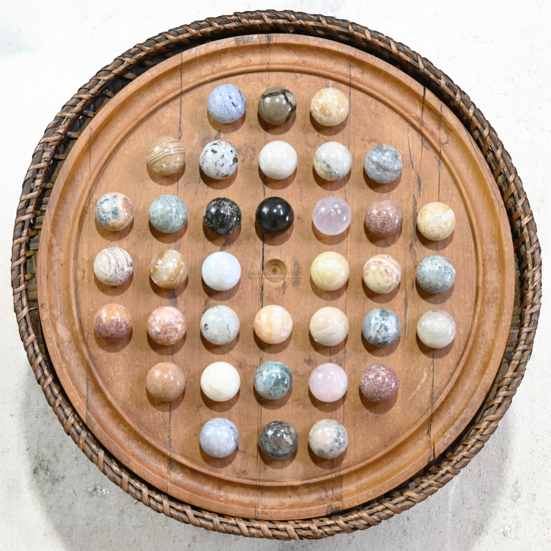 Peg solitaire with base three pieces are cracked Board games / ペグソリティア 台座付 駒３つ割れありテーブルゲーム ボードゲーム