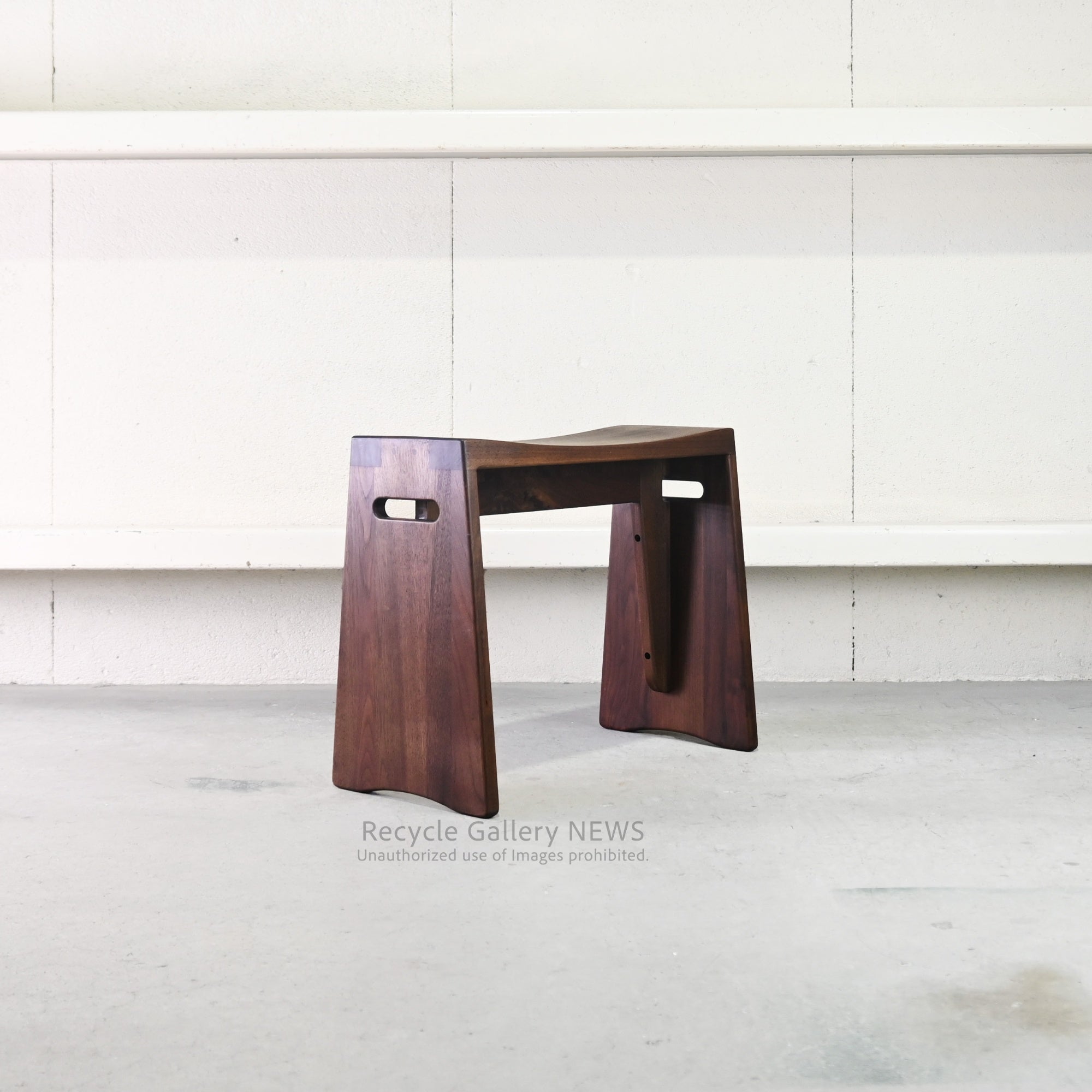 Kuwaya "Ridgeline 48" Solid Wood Multi Stool & Arm Table Japan / クワヤ リッジライン 48 マルチスツール 日本 ウォールナット ベランダ アームテーブル