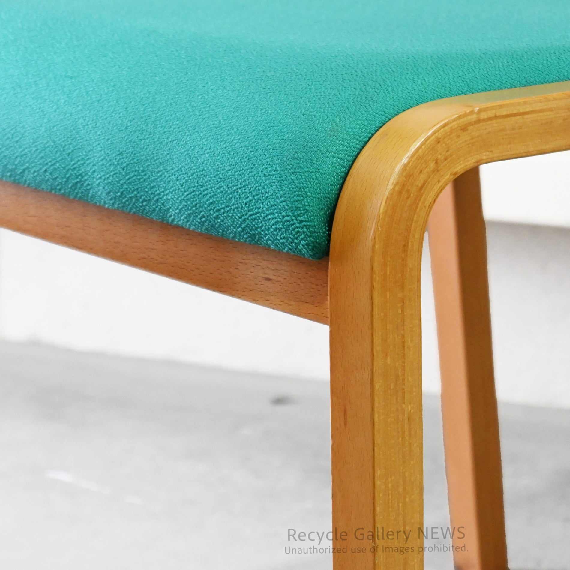 Tendo Mokko Wooden Green fabric Dining Chair with Accent Color Robust Craftsmanship / 天童木工 グリーンファブリック ダイニングチェア 木製 差し色 職人技 堅牢