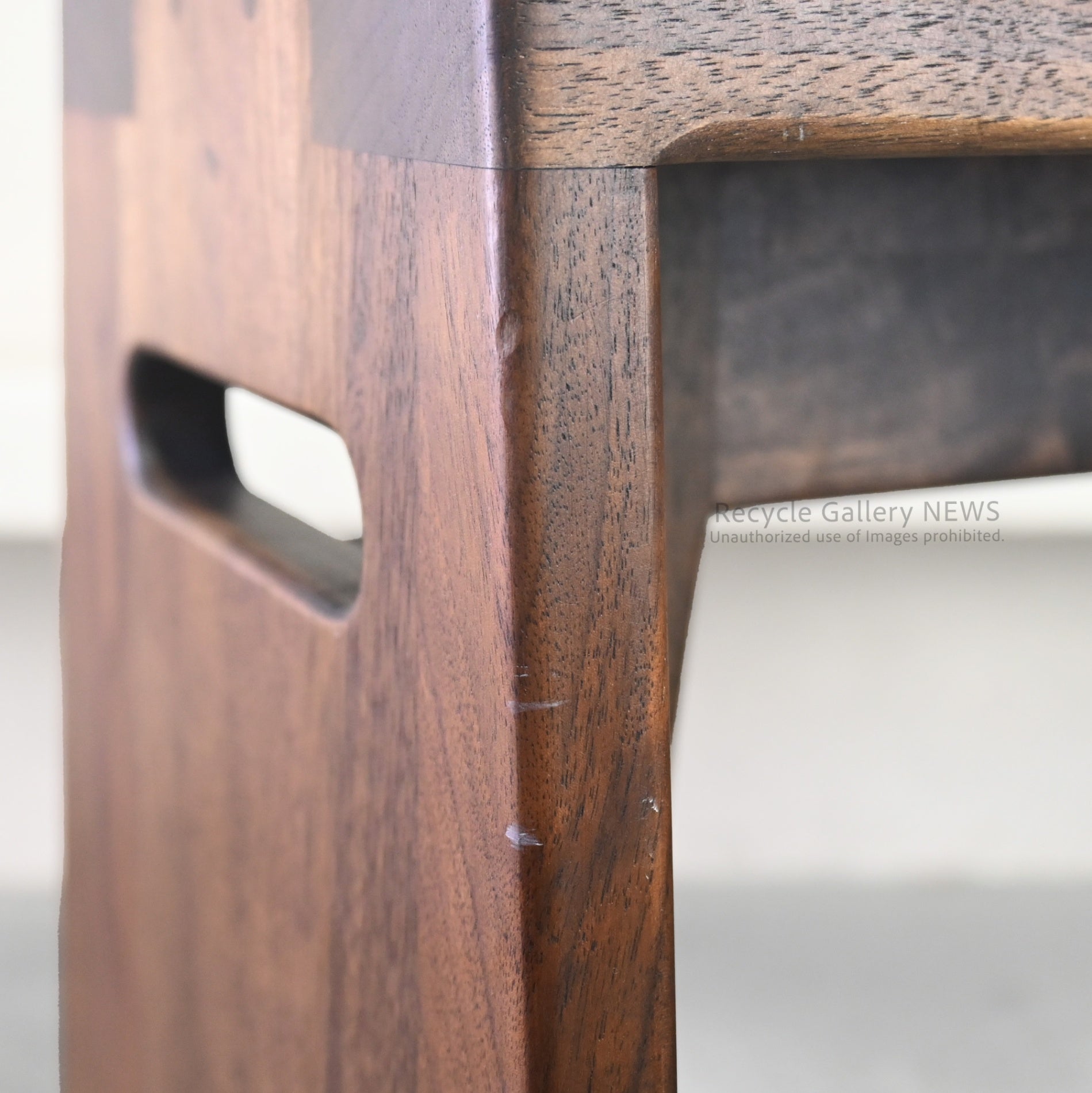 Kuwaya "Ridgeline 48" Solid Wood Multi Stool & Arm Table Japan / クワヤ リッジライン 48 マルチスツール 日本 ウォールナット ベランダ アームテーブル