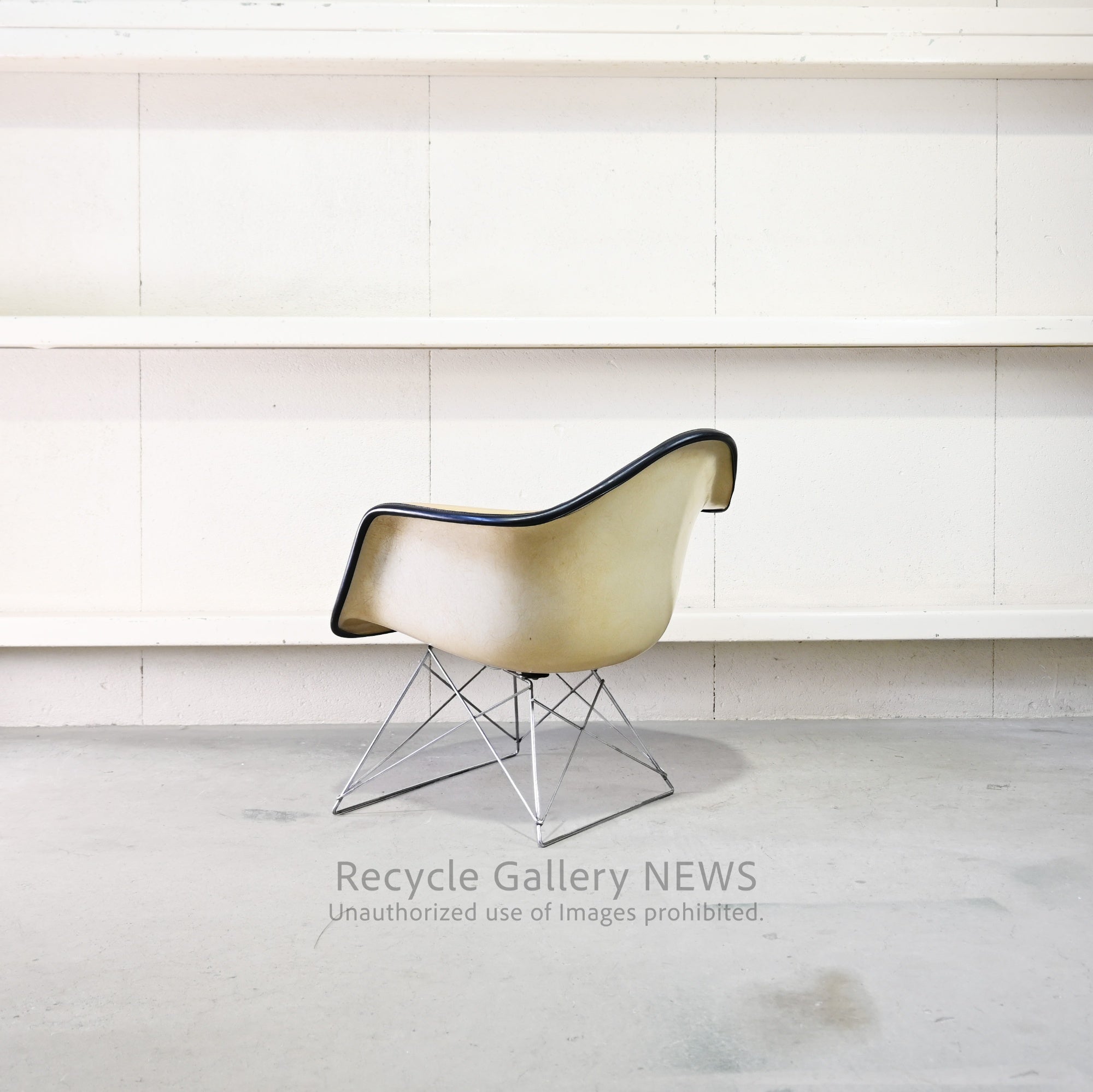 Vintage Herman Miller Eames 1st Generation Arm Shell Chair American Mid Century With Damage / ハーマンミラー イームズ アームシェルチェア 1ｓｔ ﾀﾞﾒｰｼﾞ イームズ夫妻 ミットセンチュリー アメリカ