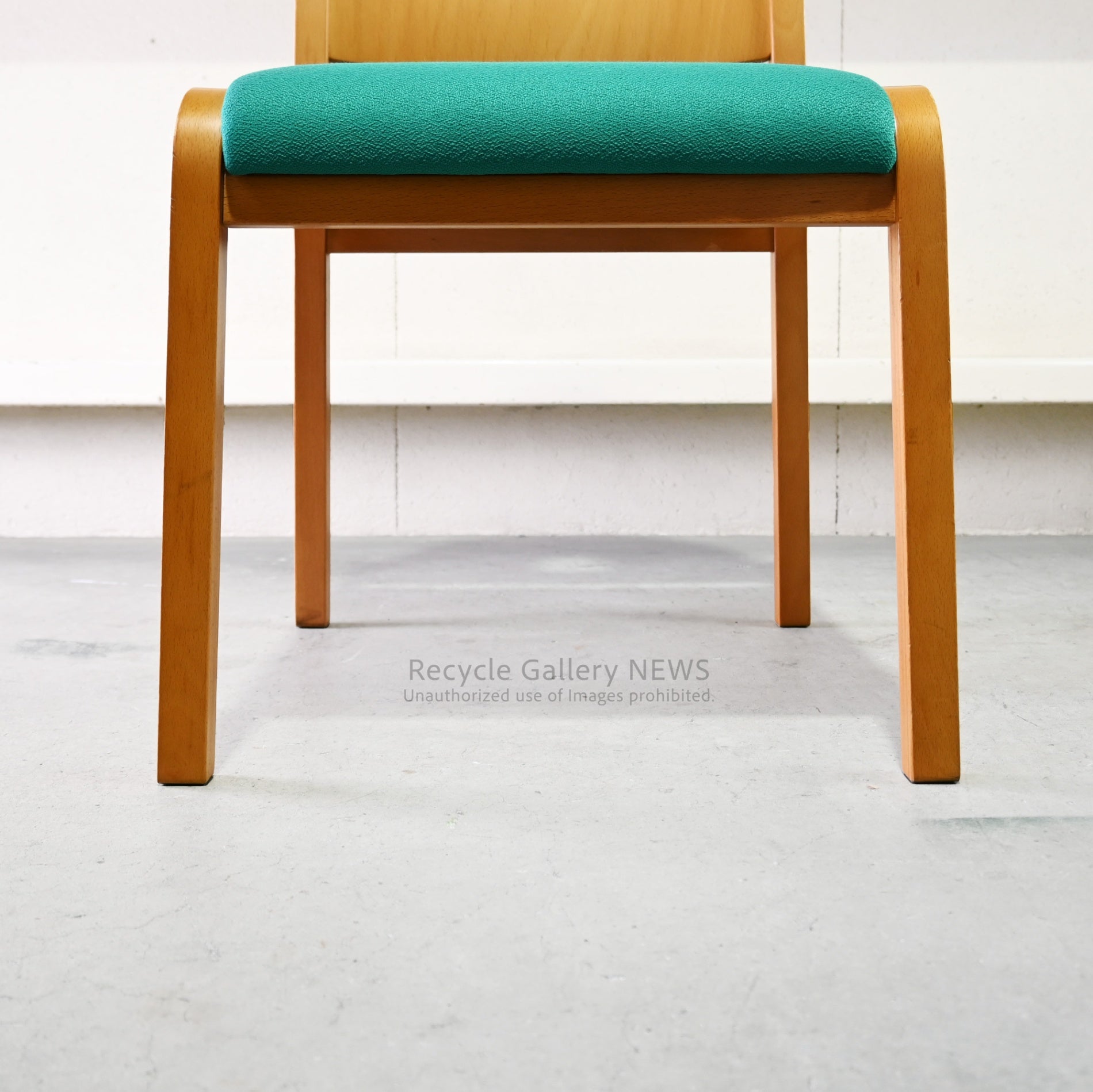 Tendo Mokko Wooden Green fabric Dining Chair with Accent Color Robust Craftsmanship / 天童木工 グリーンファブリック ダイニングチェア 木製 差し色 職人技 堅牢
