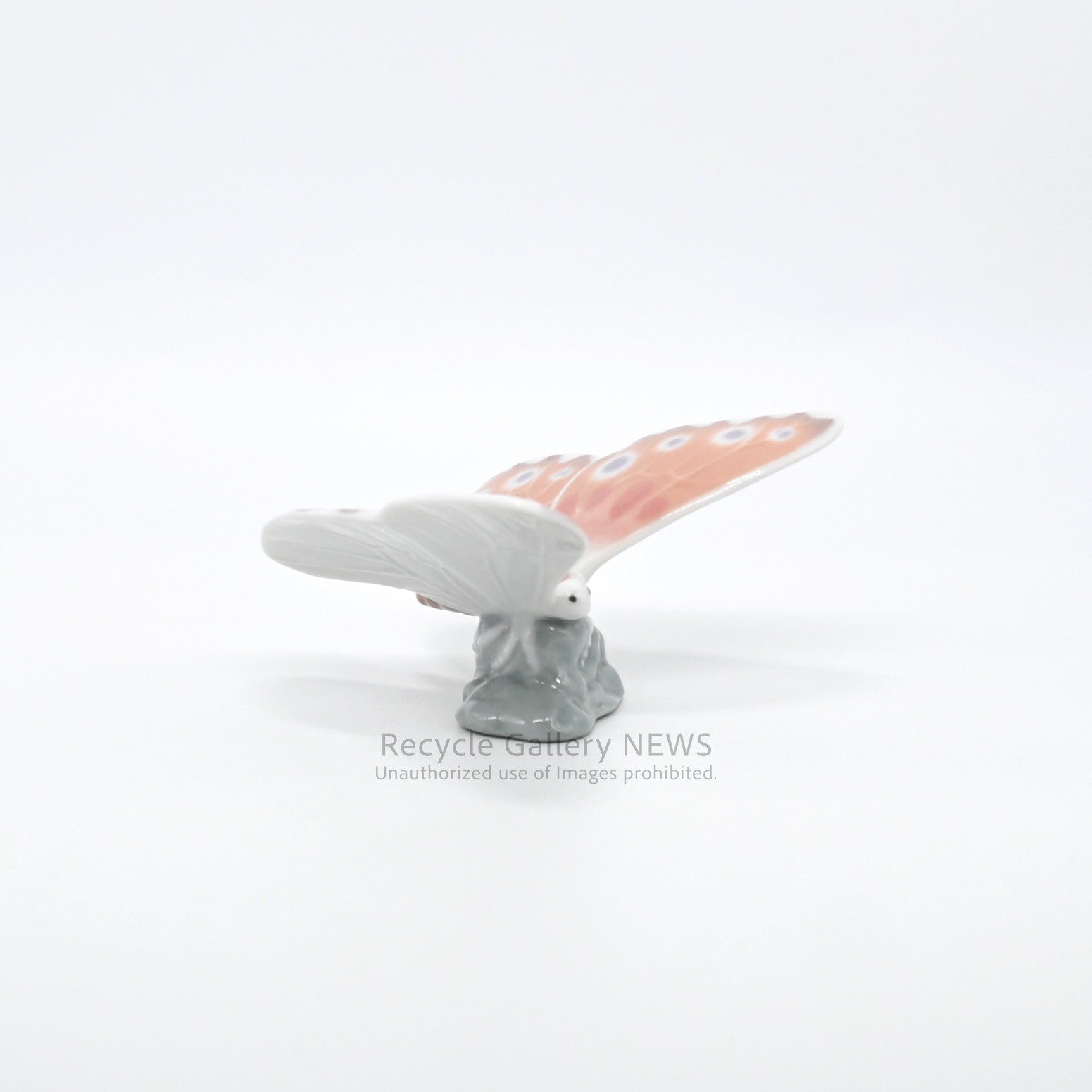 NAO by Lladro Porcelain Pink Butterfly Figurine / ナオ リヤドロ 蝶々モチーフ 磁器 フィギュリン オブジェ ピンク パステルカラー