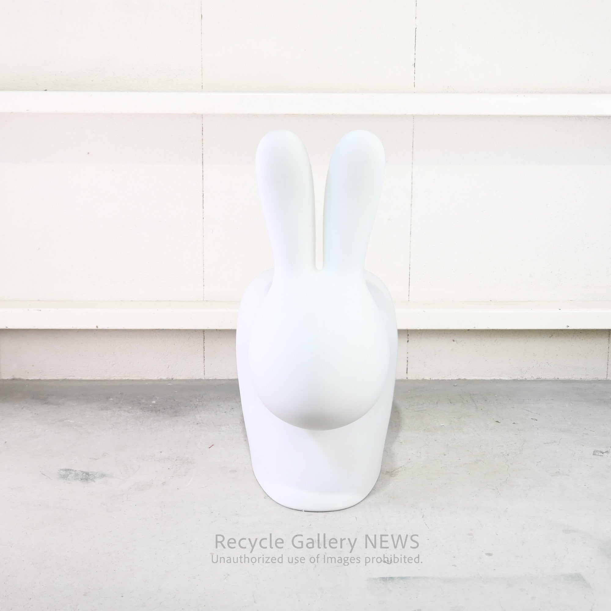 Qeeboo White Rabbit Chair White Italian  Polyethylene Playful Storybook Design Indoor & Outdoor Use / クイーブー ラビットチェア  イタリア 物語 遊び心 ホワイト ポリエチレン 内外兼用