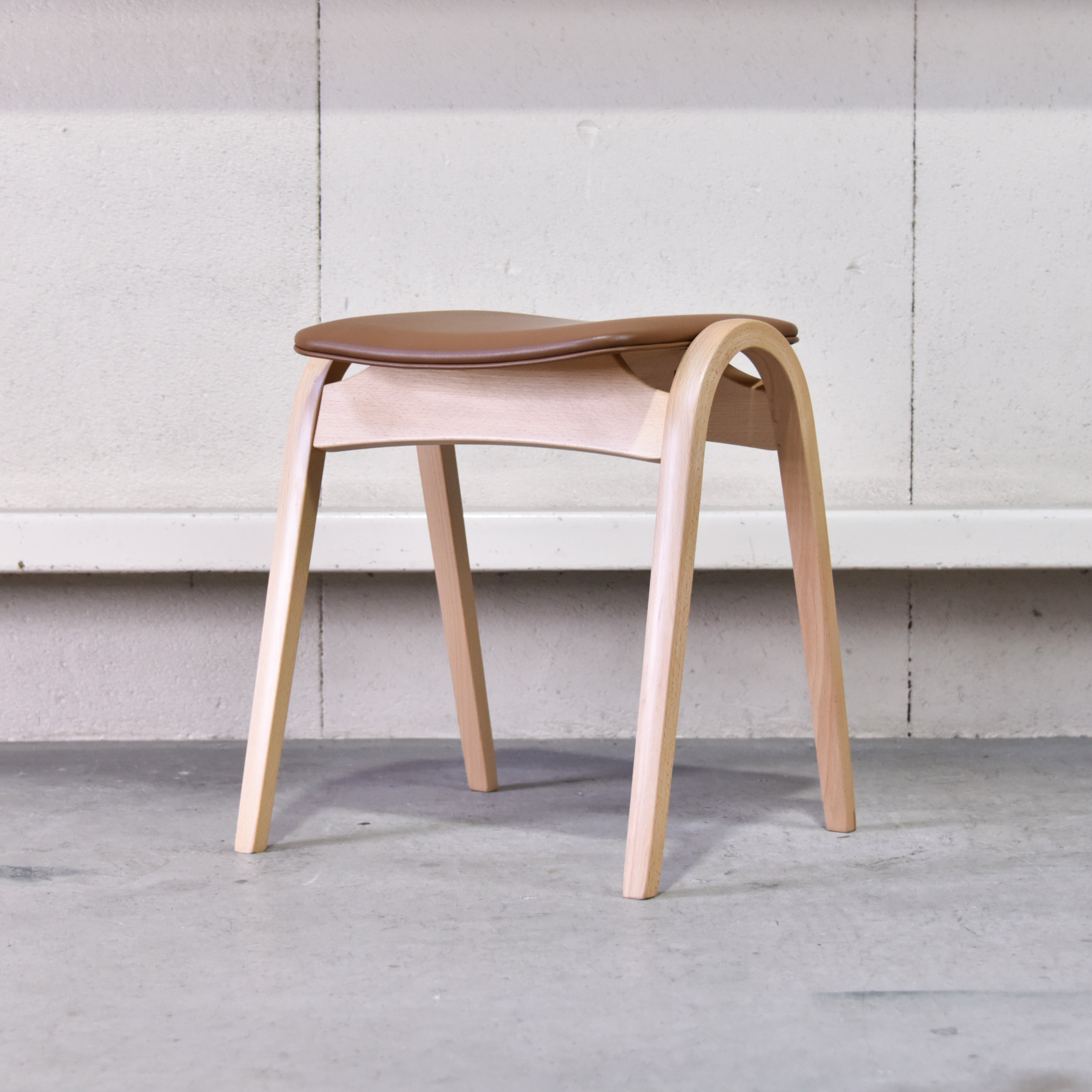 Akimoku × Isamu Kenmochi Stacking stool No.202 Brown Japanese modern / 秋田木工 剣持勇 スタッキングスツール ブラウン ジャパニーズモダン