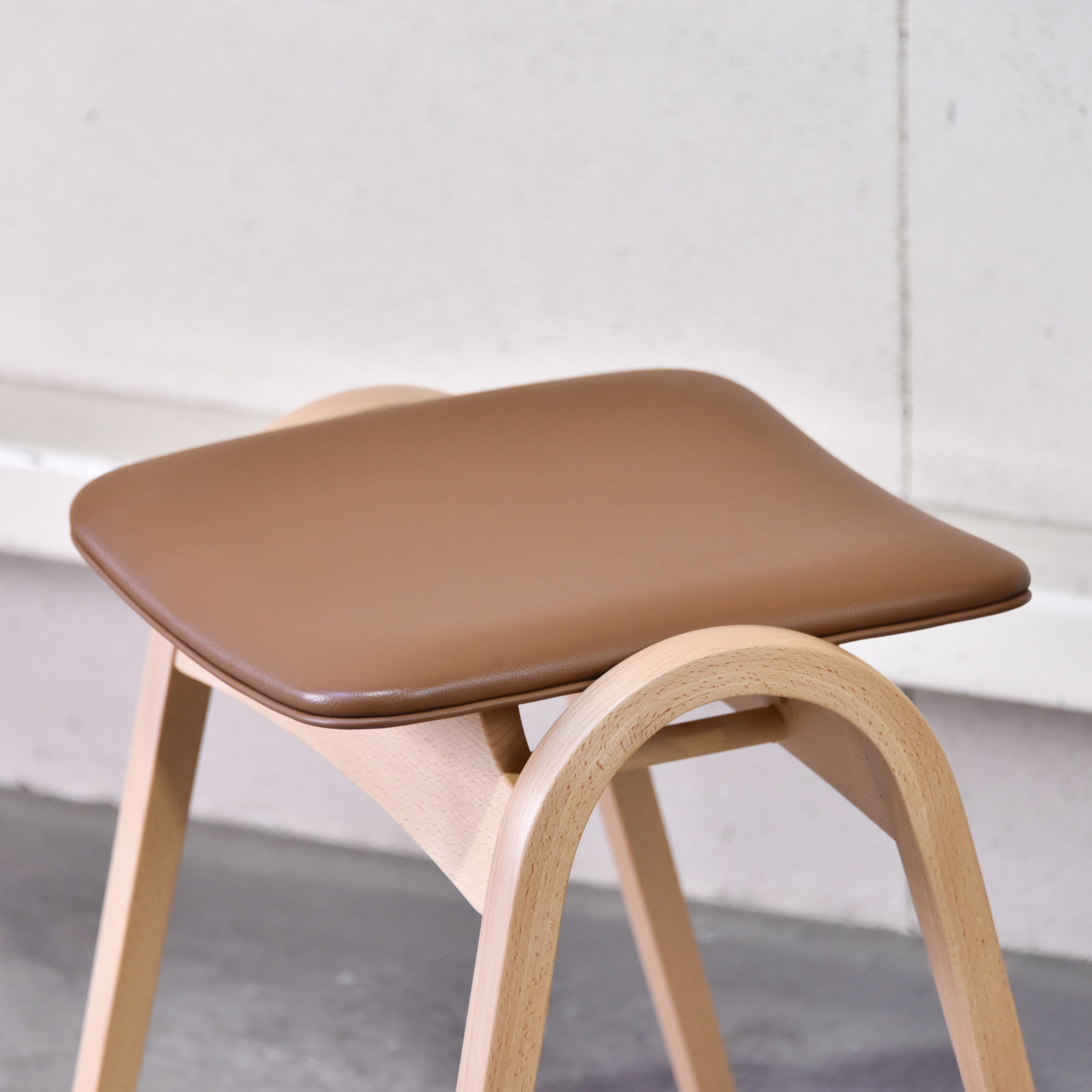 Akimoku × Isamu Kenmochi Stacking stool No.202 Brown Japanese modern / 秋田木工 剣持勇 スタッキングスツール ブラウン ジャパニーズモダン