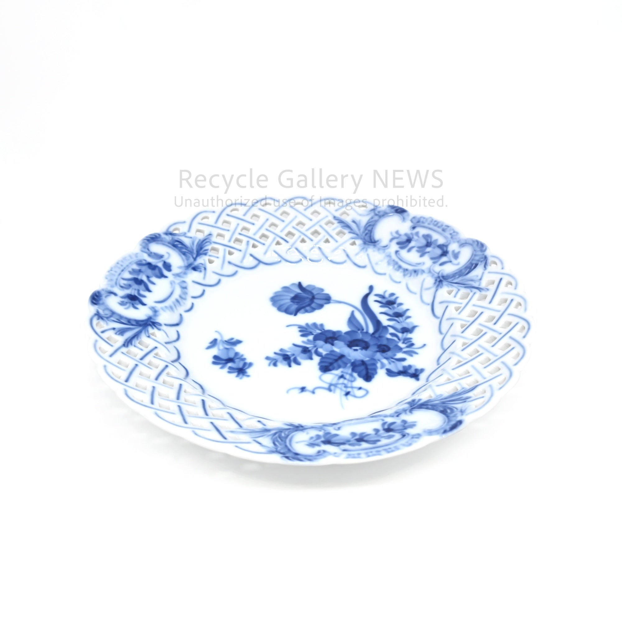 Royal Copenhagen "Blue Flower" Open Work Prate White Cobalt Blue Porcelain / ロイヤル・コペンハーゲン ブルーフラワー 透かし彫り 皿 プレート 白 青 磁器 北欧食器