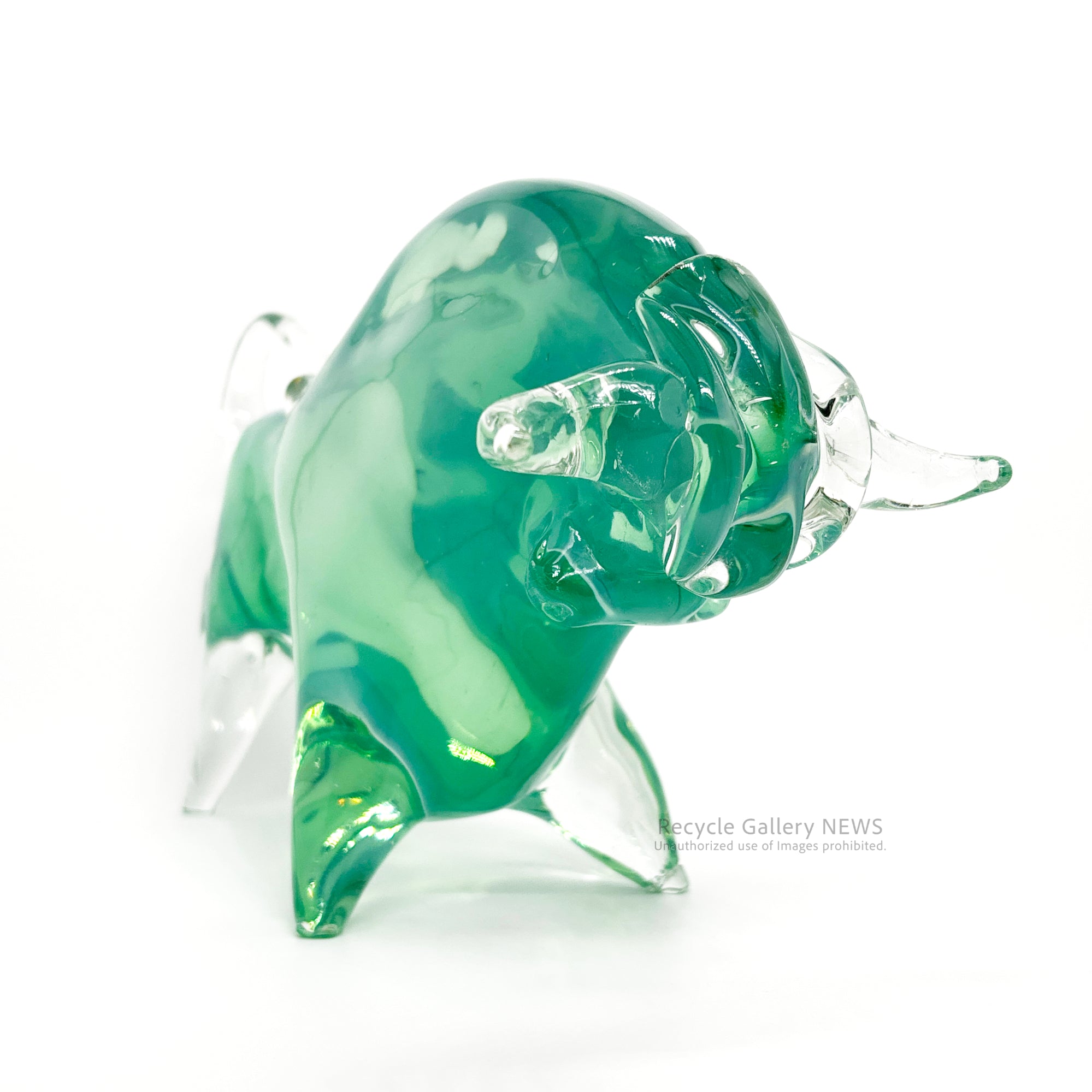 Glass bull figurine Green / ガラス製 闘牛 オブジェ エメラルドグリーン