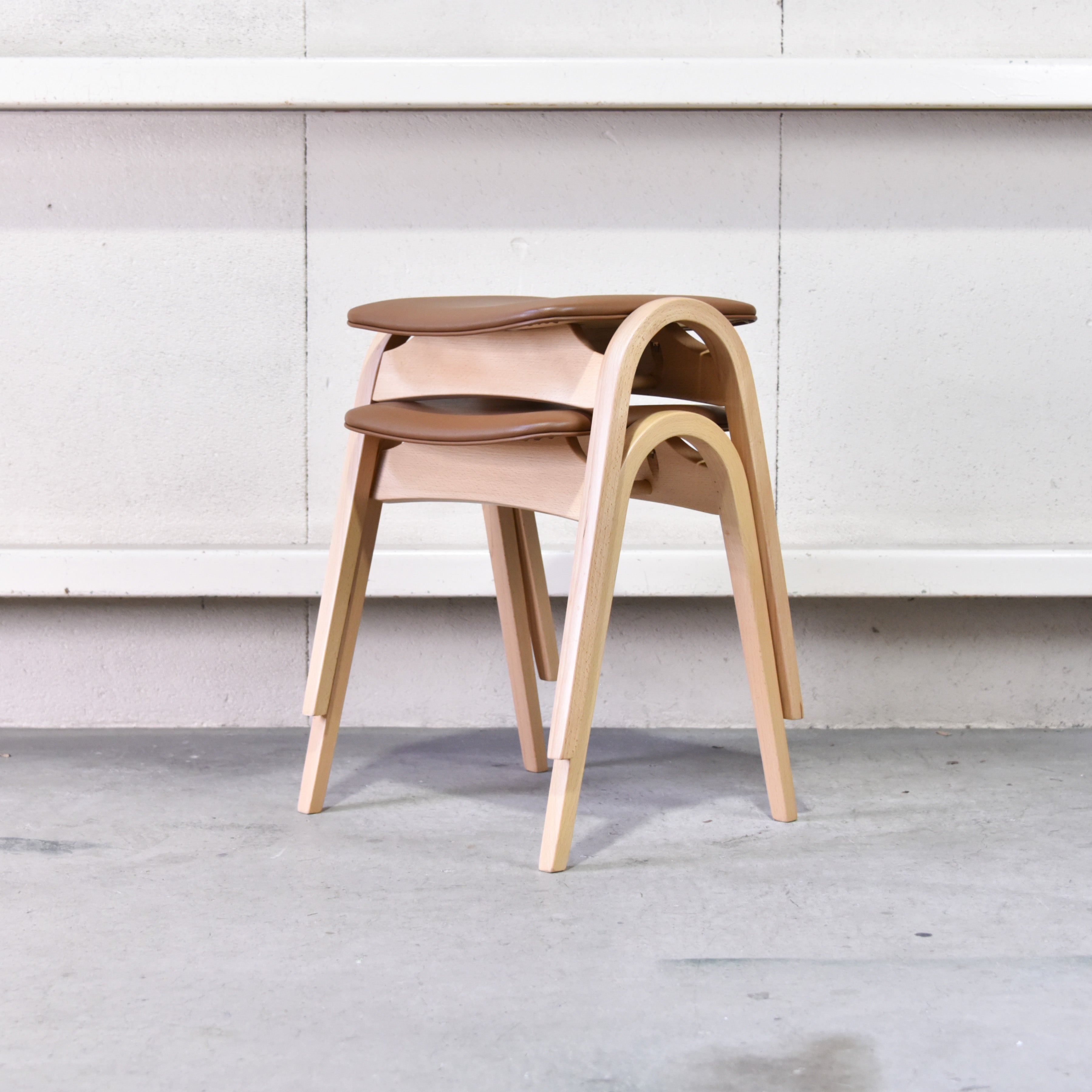 Akimoku × Isamu Kenmochi Stacking stool No.202 Brown Japanese modern / 秋田木工 剣持勇 スタッキングスツール ブラウン ジャパニーズモダン