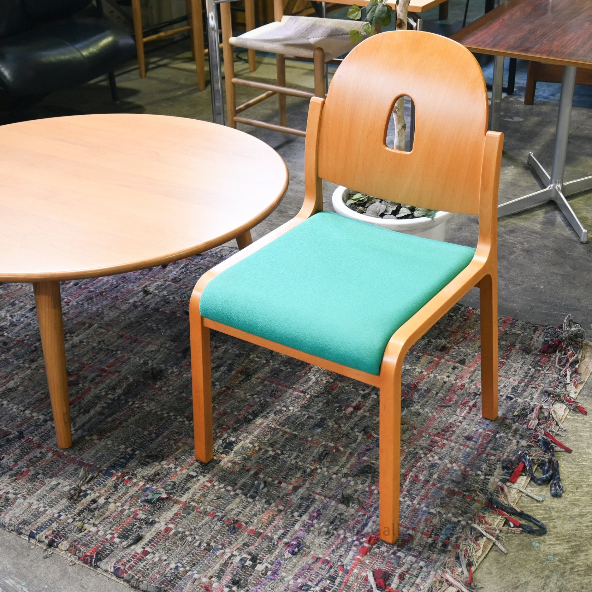 Tendo Mokko Wooden Green fabric Dining Chair with Accent Color Robust Craftsmanship / 天童木工 グリーンファブリック ダイニングチェア 木製 差し色 職人技 堅牢