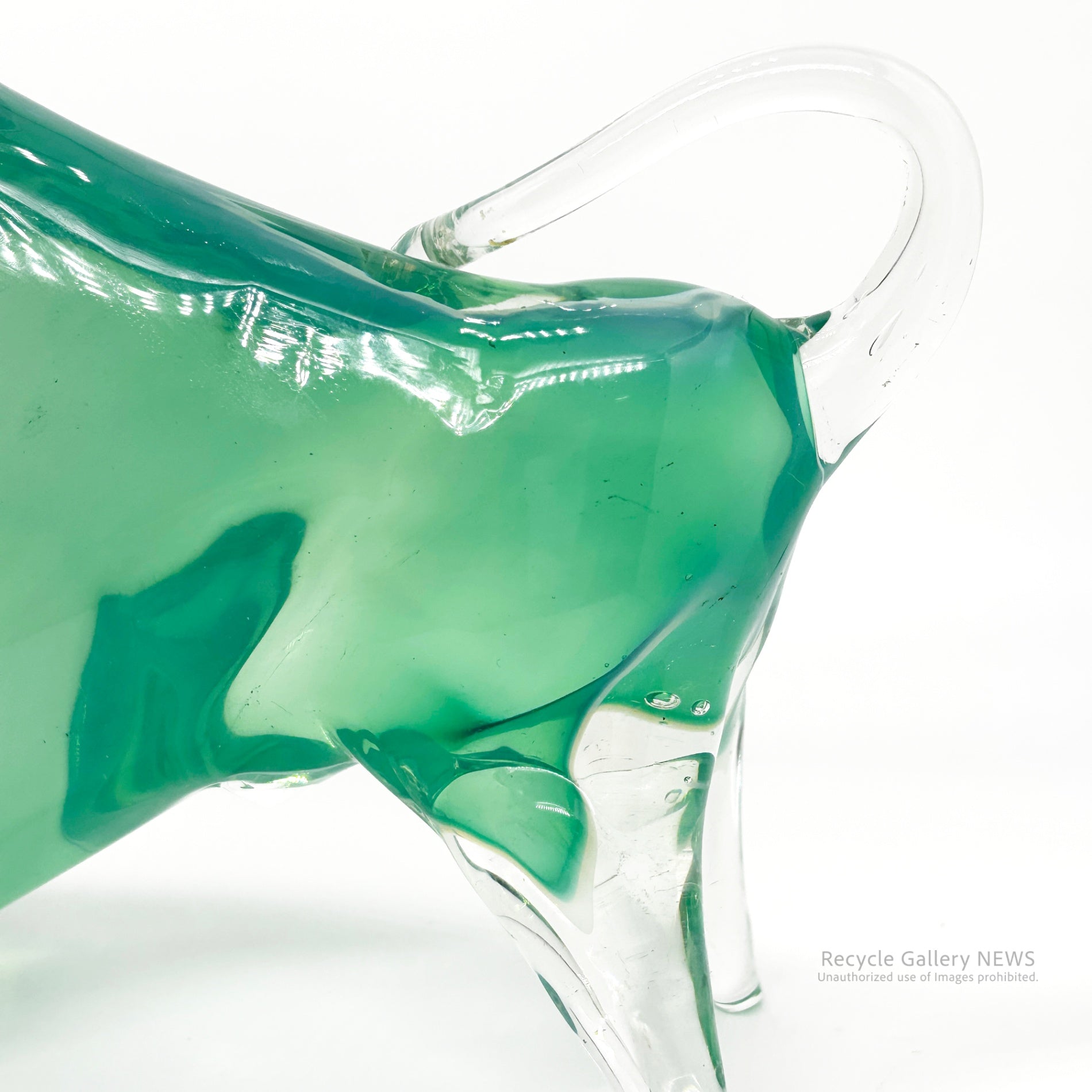 Glass bull figurine Green / ガラス製 闘牛 オブジェ エメラルドグリーン