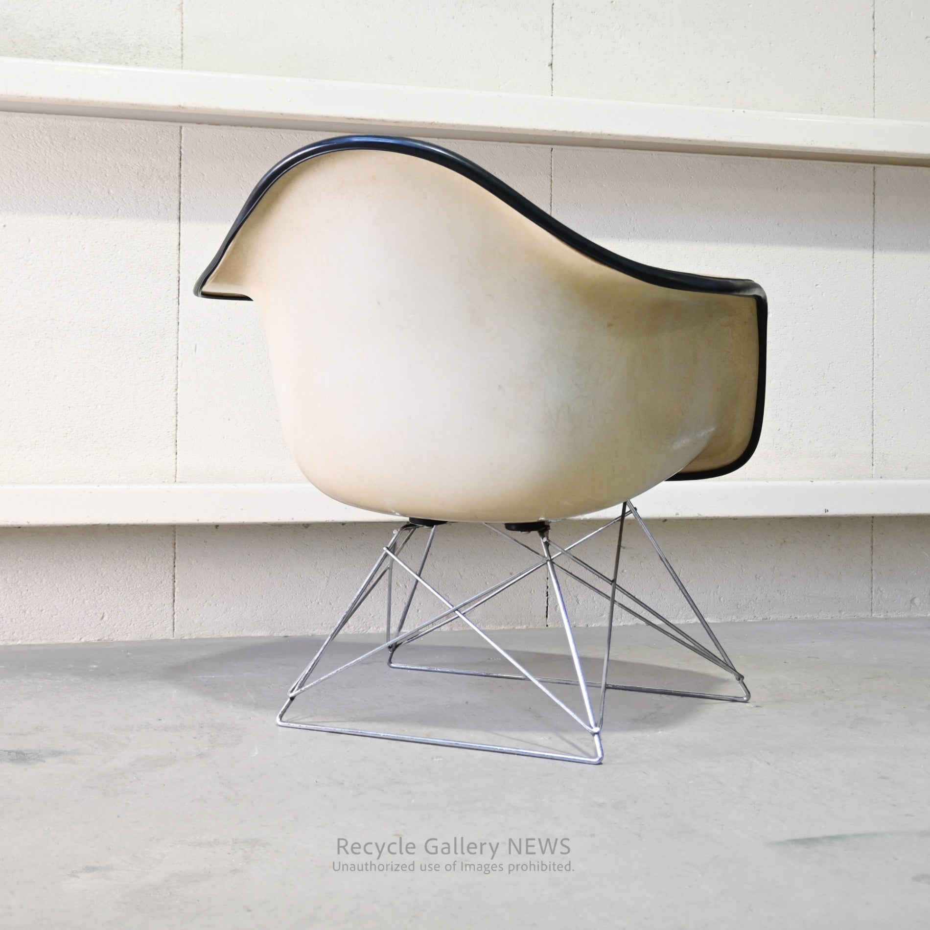 Vintage Herman Miller Eames 1st Generation Arm Shell Chair American Mid Century With Damage / ハーマンミラー イームズ アームシェルチェア 1ｓｔ ﾀﾞﾒｰｼﾞ イームズ夫妻 ミットセンチュリー アメリカ