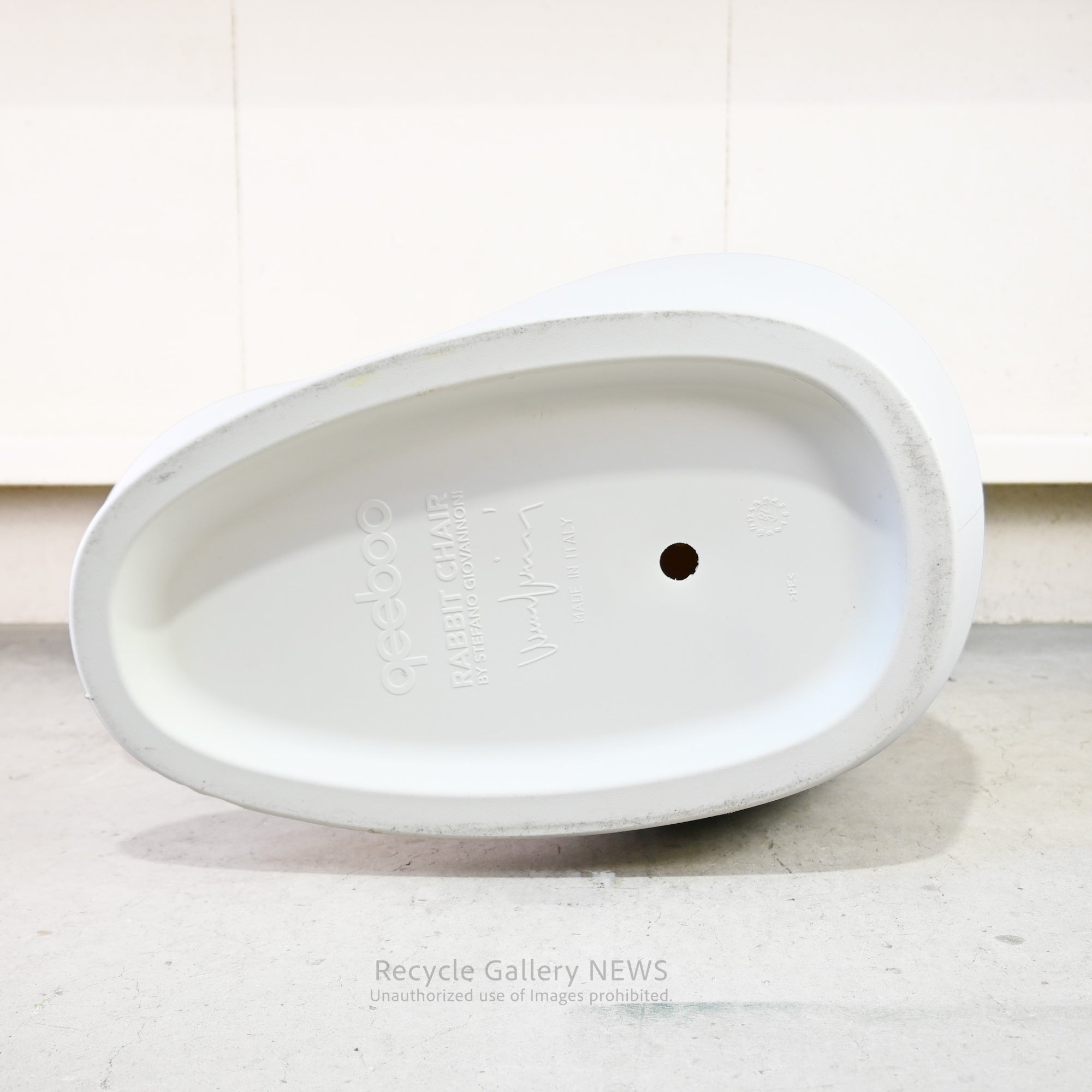 Qeeboo White Rabbit Chair White Italian  Polyethylene Playful Storybook Design Indoor & Outdoor Use / クイーブー ラビットチェア  イタリア 物語 遊び心 ホワイト ポリエチレン 内外兼用