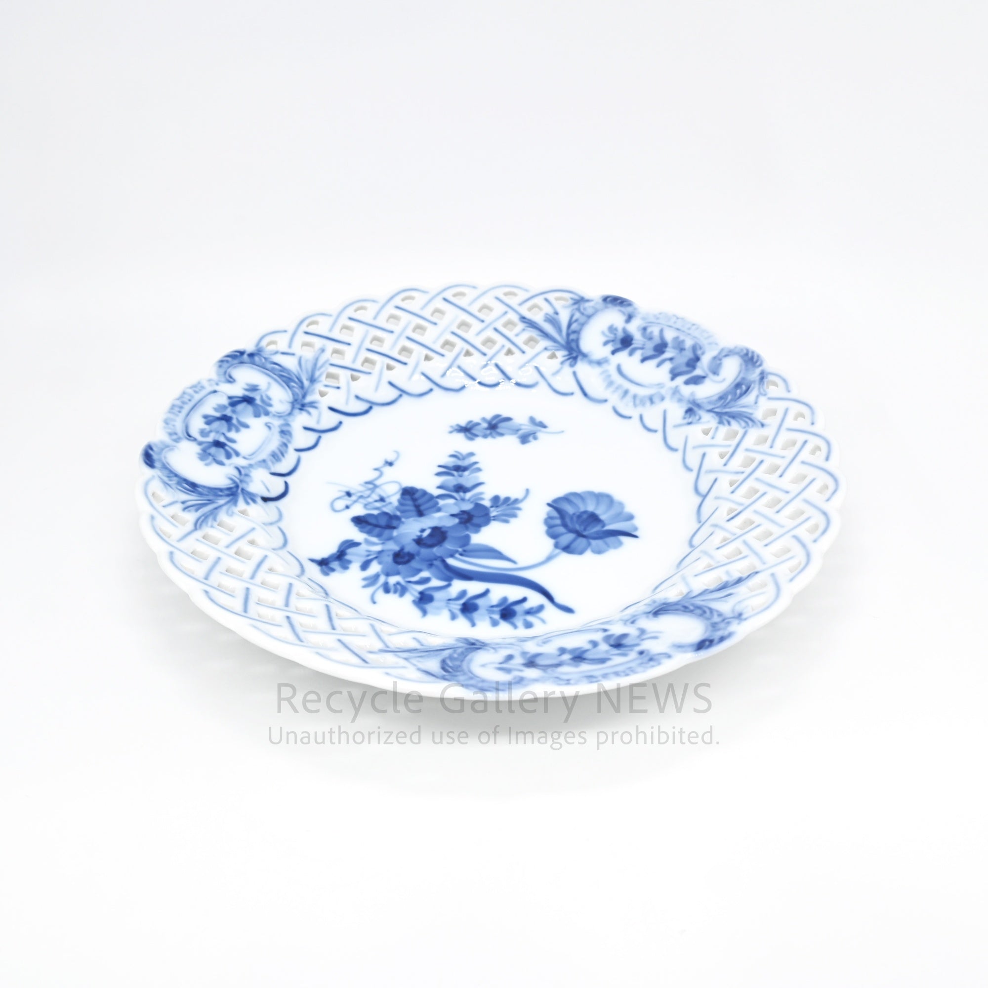 Royal Copenhagen "Blue Flower" Open Work Prate White Cobalt Blue Porcelain / ロイヤル・コペンハーゲン ブルーフラワー 透かし彫り 皿 プレート 白 青 磁器 北欧食器