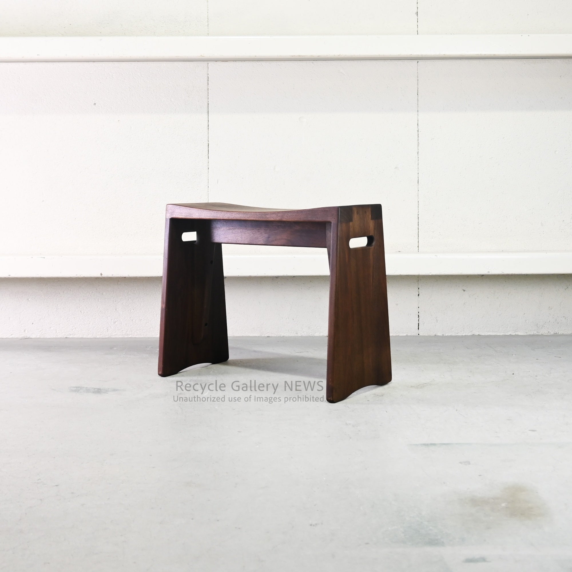 Kuwaya "Ridgeline 48" Solid Wood Multi Stool & Arm Table Japan / クワヤ リッジライン 48 マルチスツール 日本 ウォールナット ベランダ アームテーブル