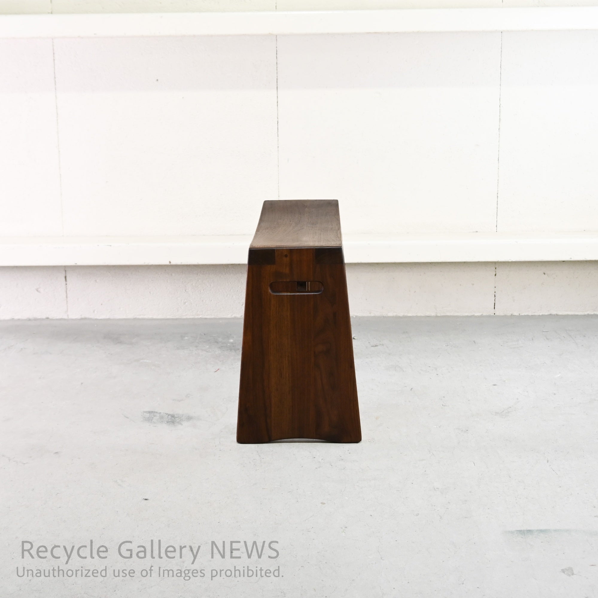 Kuwaya "Ridgeline 48" Solid Wood Multi Stool & Arm Table Japan / 久和屋 リッジライン 48 マルチスツール 日本 ウォールナット ベランダ アームテーブル