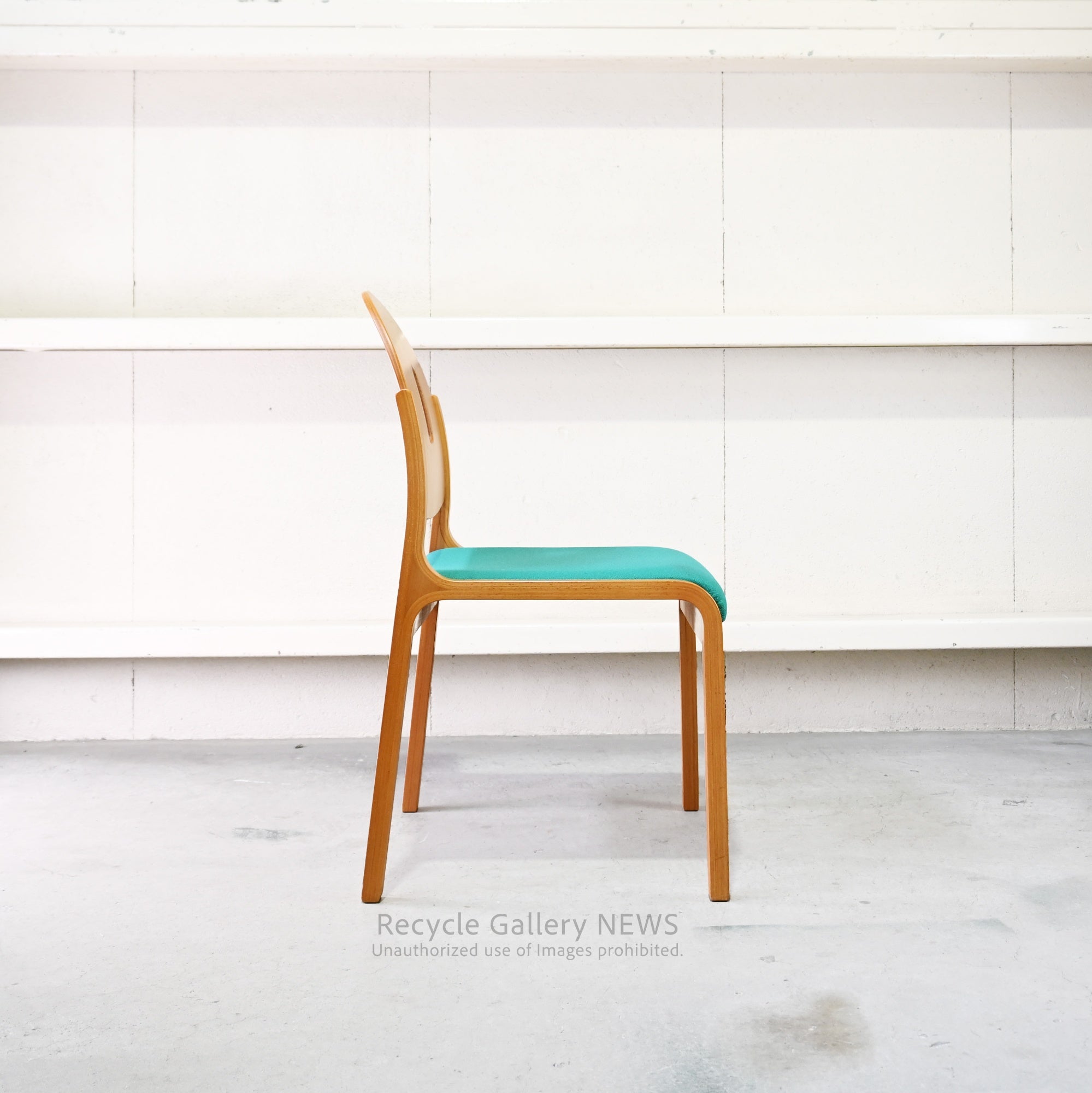 Tendo Mokko Wooden Green fabric Dining Chair with Accent Color Robust Craftsmanship / 天童木工 グリーンファブリック ダイニングチェア 木製 差し色 職人技 堅牢