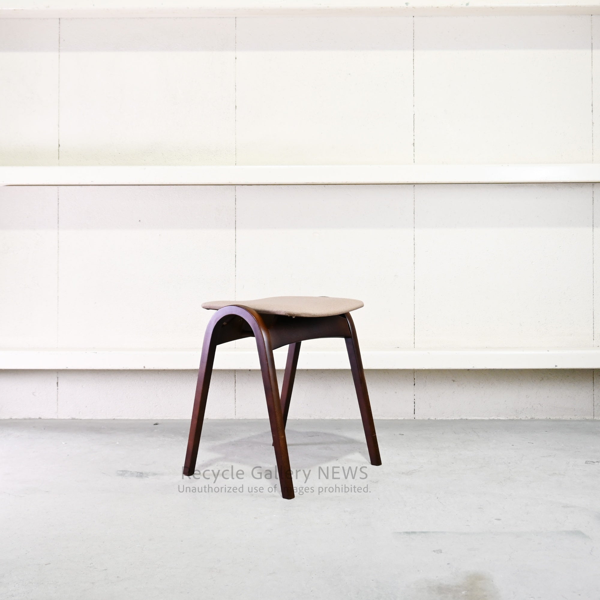 Bentwood "Kenmochi Stool" by Isamu Kenmochi for Akita Mokko Japanese Modern / 秋田木工 剣持スツール 日本 曲木 ジャパニーズモダン 剣持勇
