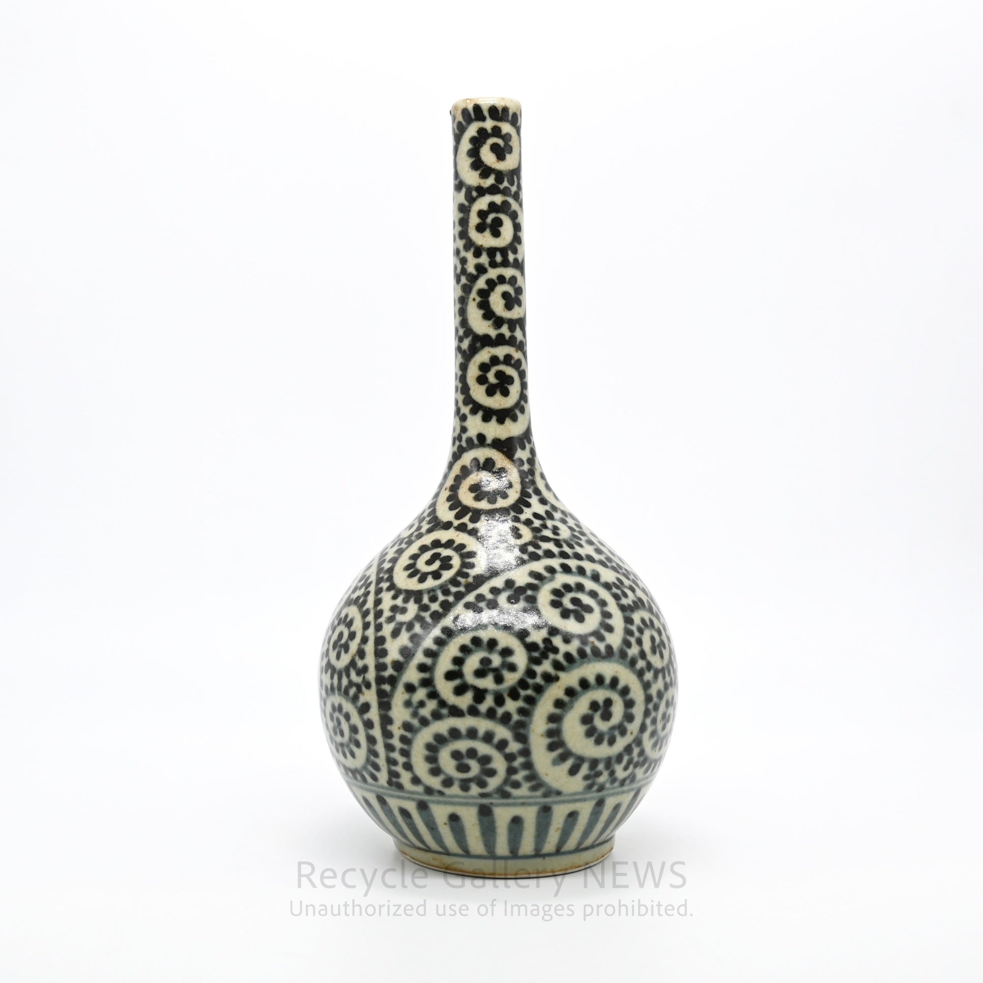 Arita Ware Enzaemon Hand-Painted Long Neck Vase Arabesque Design White Blue Black Japanese Porcelain / 有田焼 円左衛門 蛸唐草 鶴首花瓶 一輪挿し 花器 林勉 染付 白磁 藍 和モダン オリエンタル