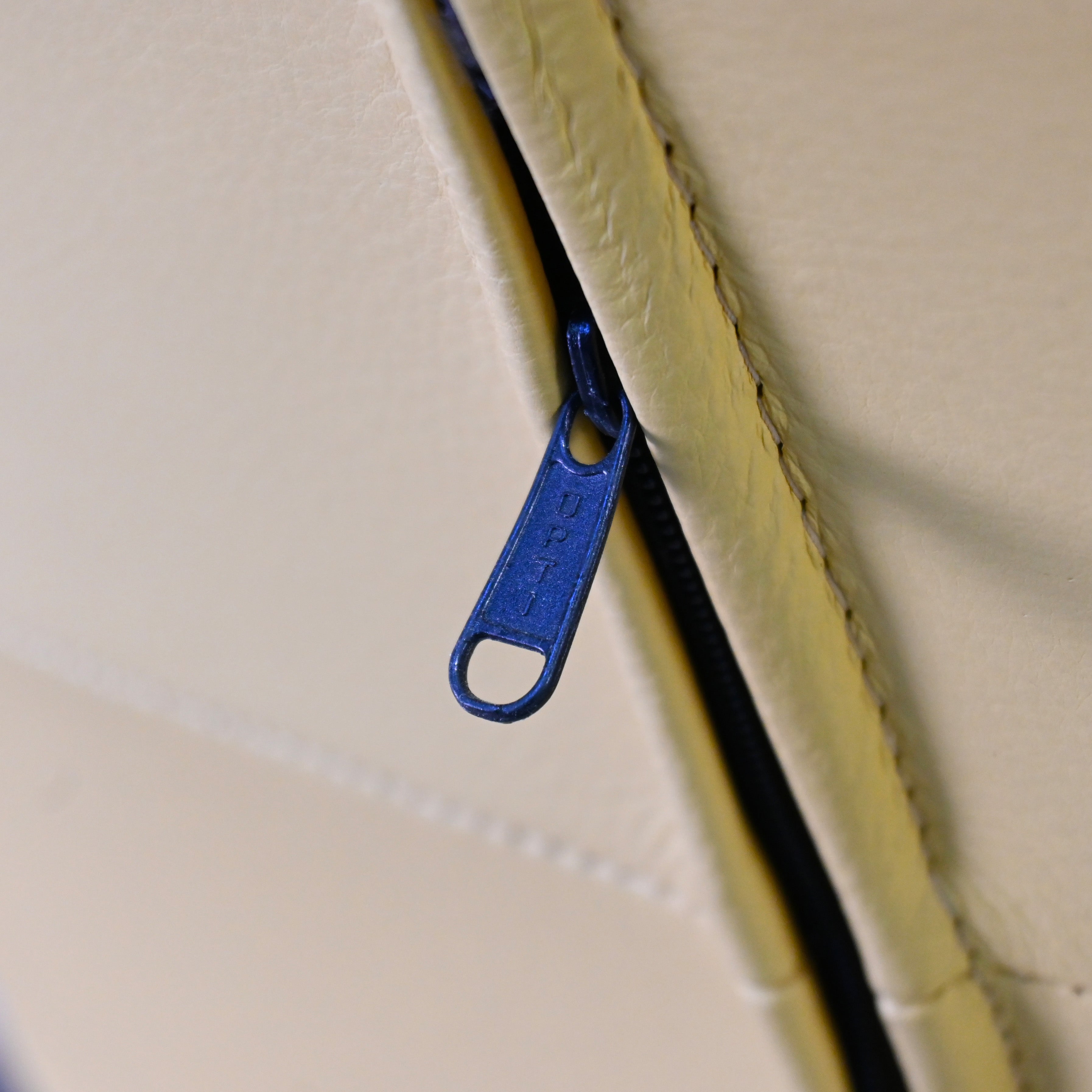 Percival Lafer BILLIE RECLINER Personal chair Brazilian modern design / パーシヴァル・レイファー ビリー リクライナー パーソナルチェア ブラジリアンモダンデザイン