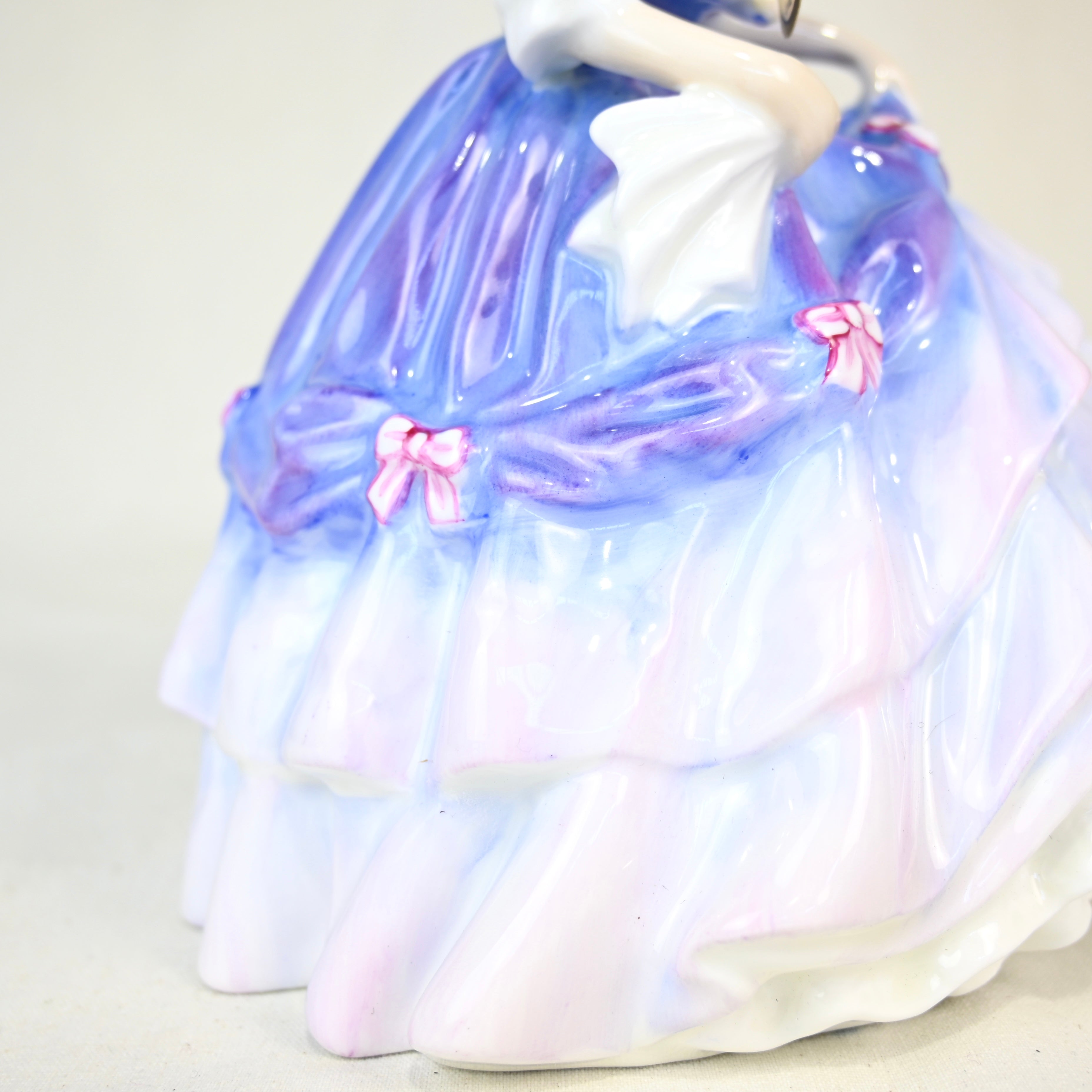 Royal Doulton Figurine Alice England ceramic / ロイヤルドルトン フィギュリン アリス イギリス 陶磁器