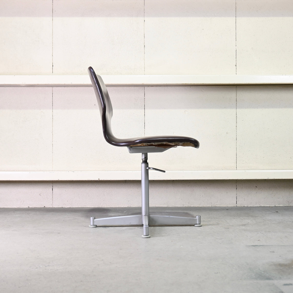 Nisso Hi - Mold Desk chair Brown Japanese modern / ニッソーハイ 