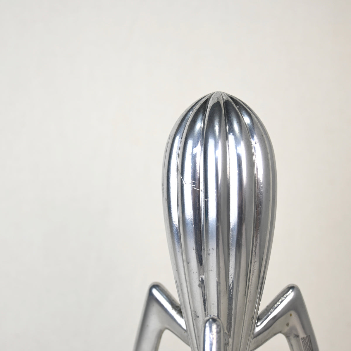 ALESSI JUICY SALIF Lemon squeezer Philippe Starck Italian modern 