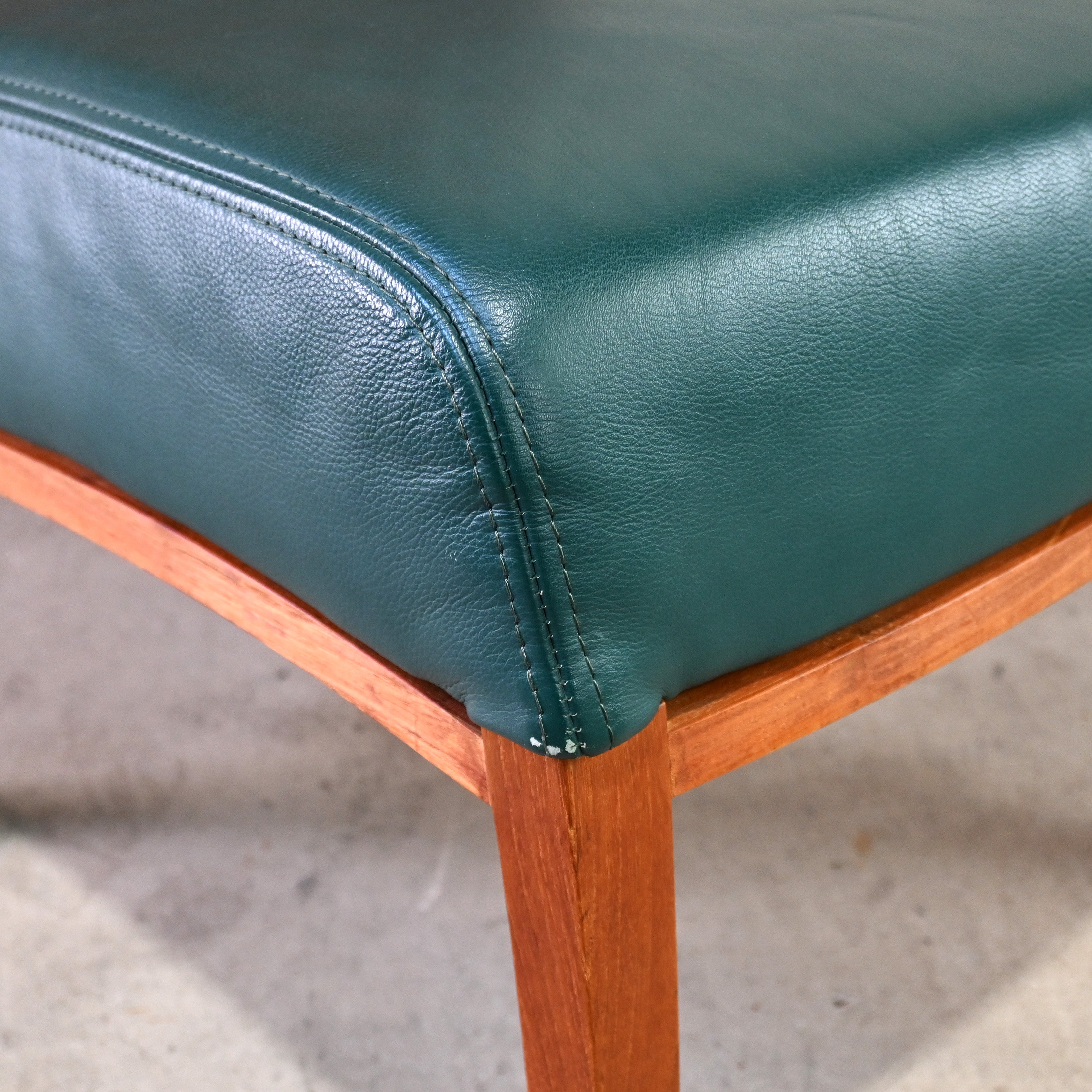 BC Kobo Teakwood × Leather Lounge chair Japanese modern Scandinavian design [A] Brick red [B] Green / BC工房 チーク材 × リアルレザー ラウンジチェア ジャパニーズモダン 北欧デザイン [A] ブリックレッド [B] グリーン