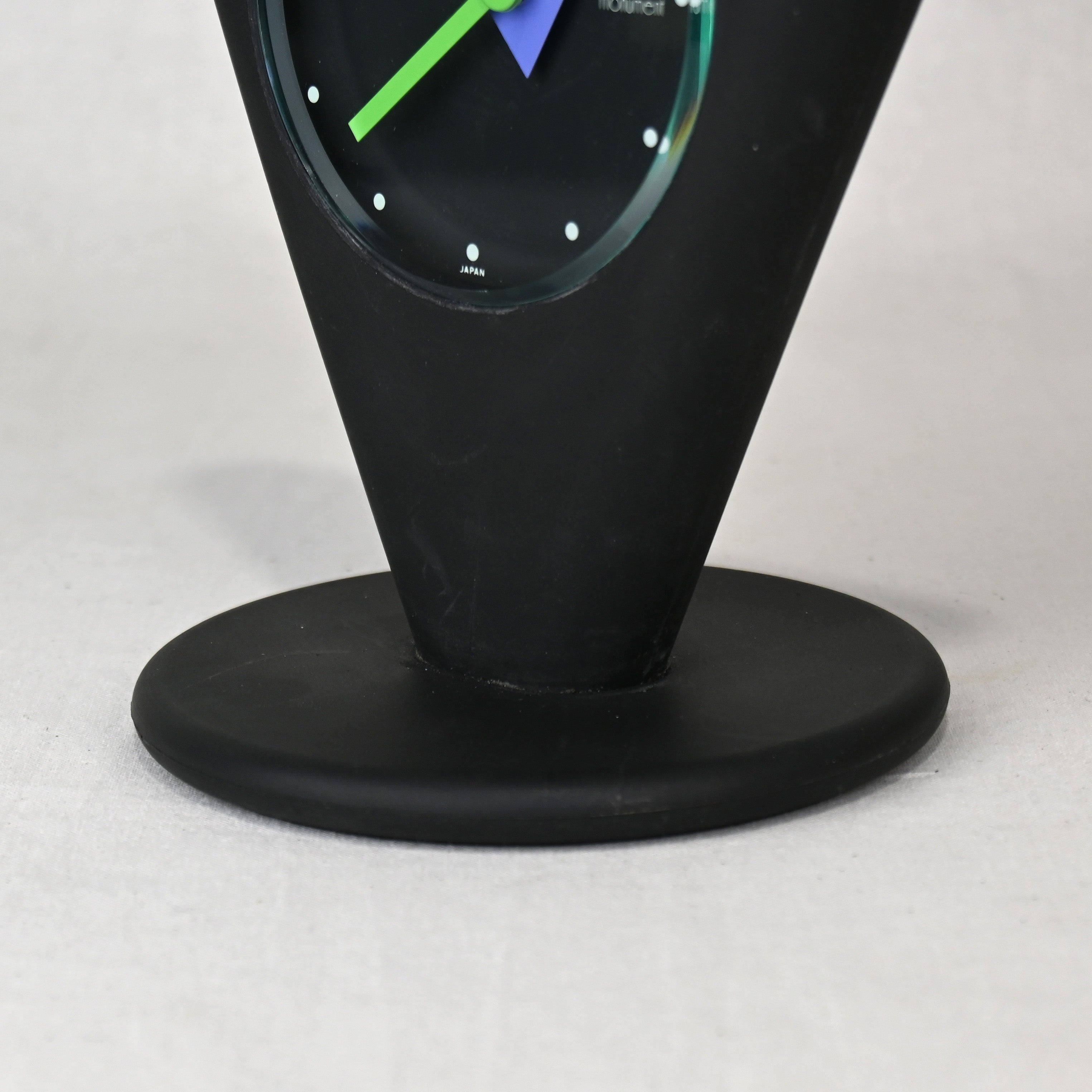 JECO Table clock Triangle body Retropop Postmodern Memphis style / ジェコー 置き時計 トライアングルボディ レトロポップ ポストモダン メンフィススタイル