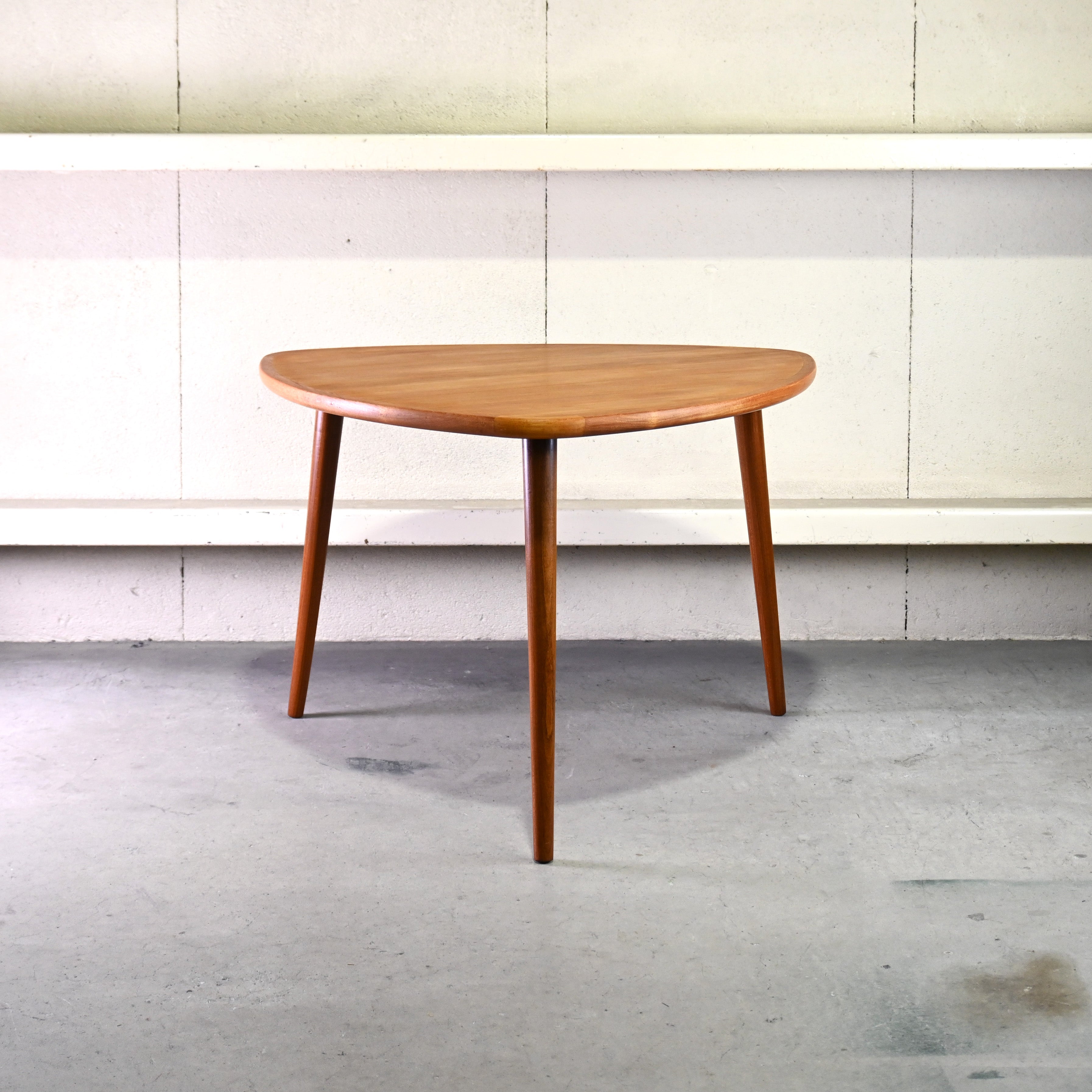 Teakwood Triangle top 3 Legs Coffee table Scandinavian vintage Modern design / チーク材 トライアングル天板 3本脚 コーヒーテーブル 北欧ヴィンテージ モダンデザイン