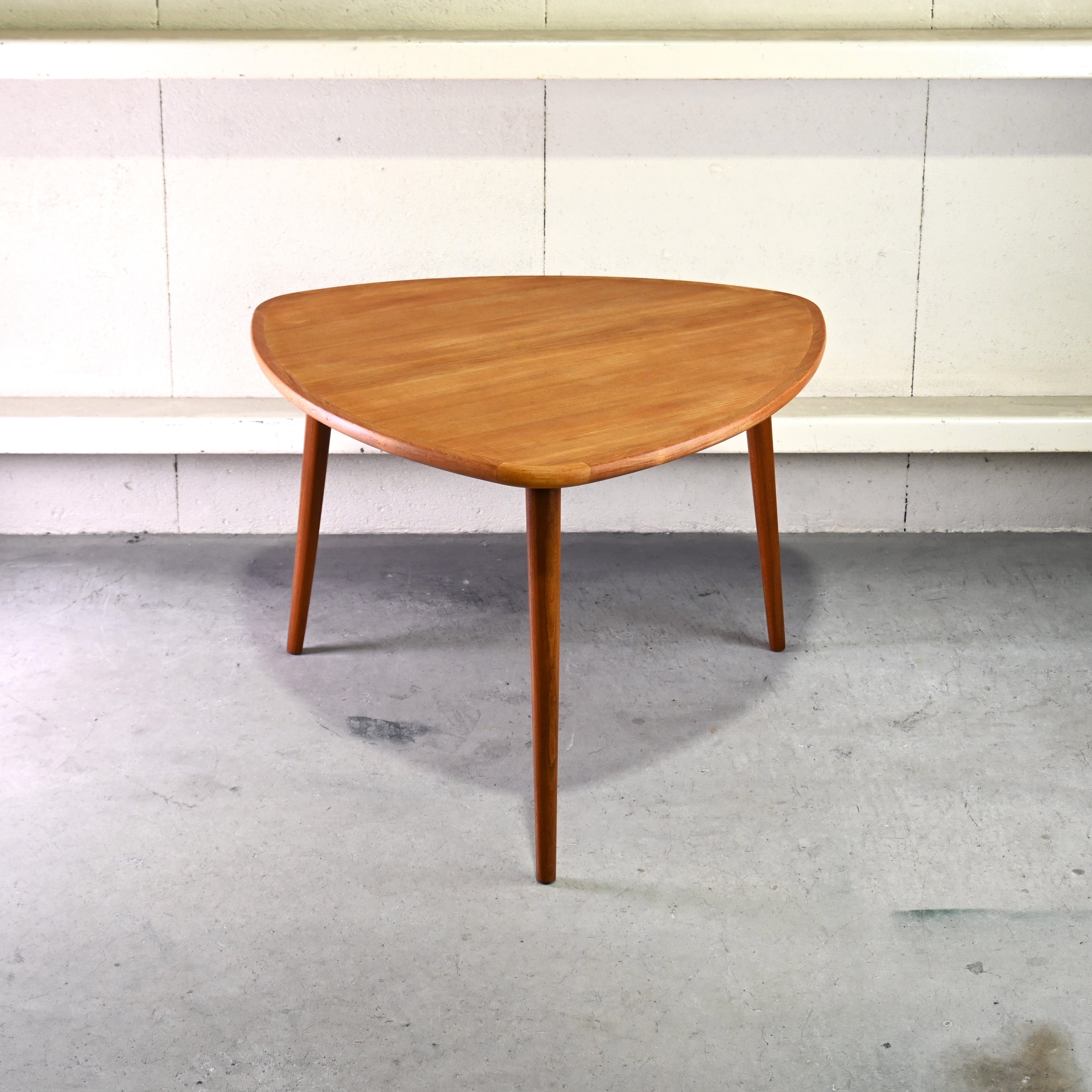 Teakwood Triangle top 3 Legs Coffee table Scandinavian vintage Modern design / チーク材 トライアングル天板 3本脚 コーヒーテーブル 北欧ヴィンテージ モダンデザイン