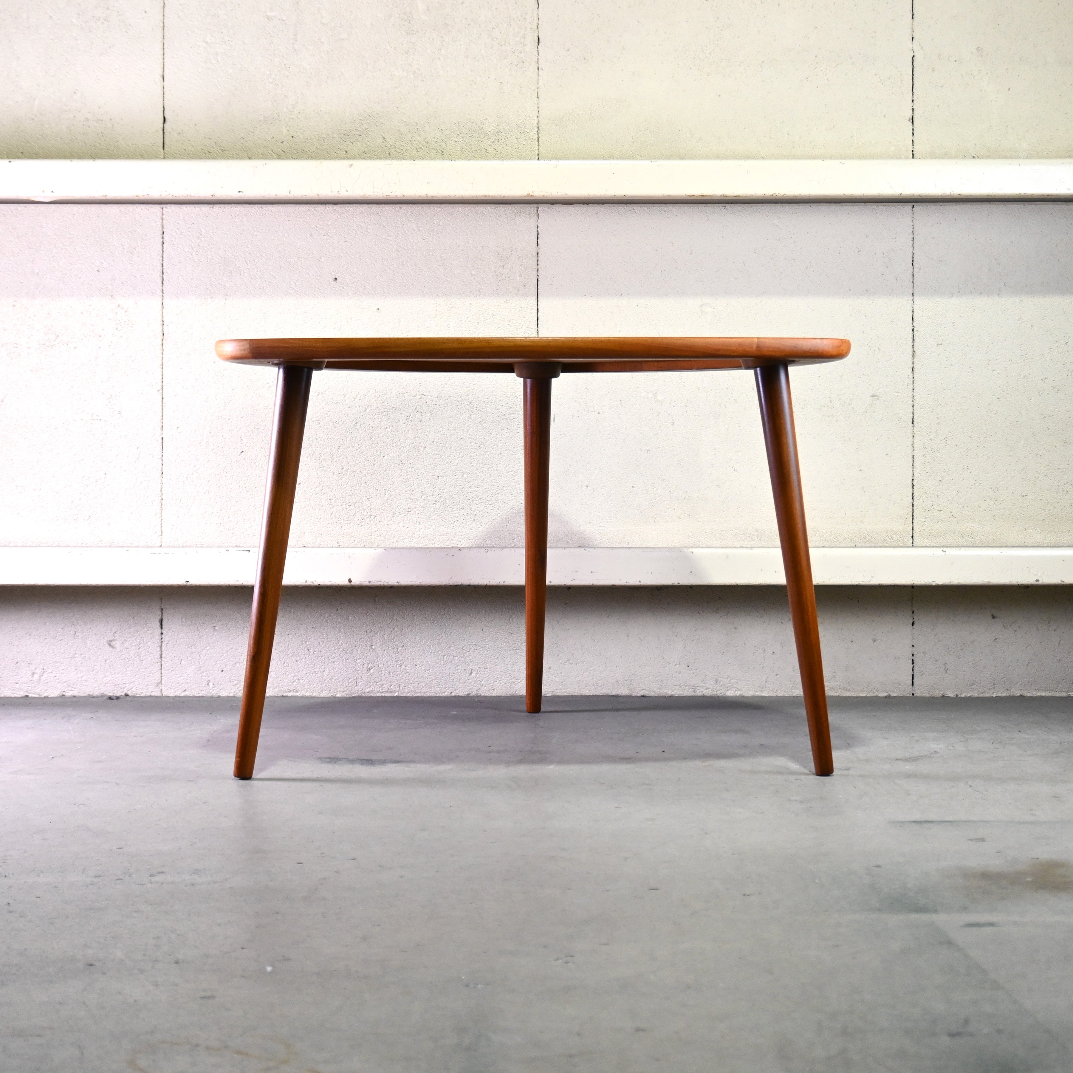 Teakwood Triangle top 3 Legs Coffee table Scandinavian vintage Modern design / チーク材 トライアングル天板 3本脚 コーヒーテーブル 北欧ヴィンテージ モダンデザイン