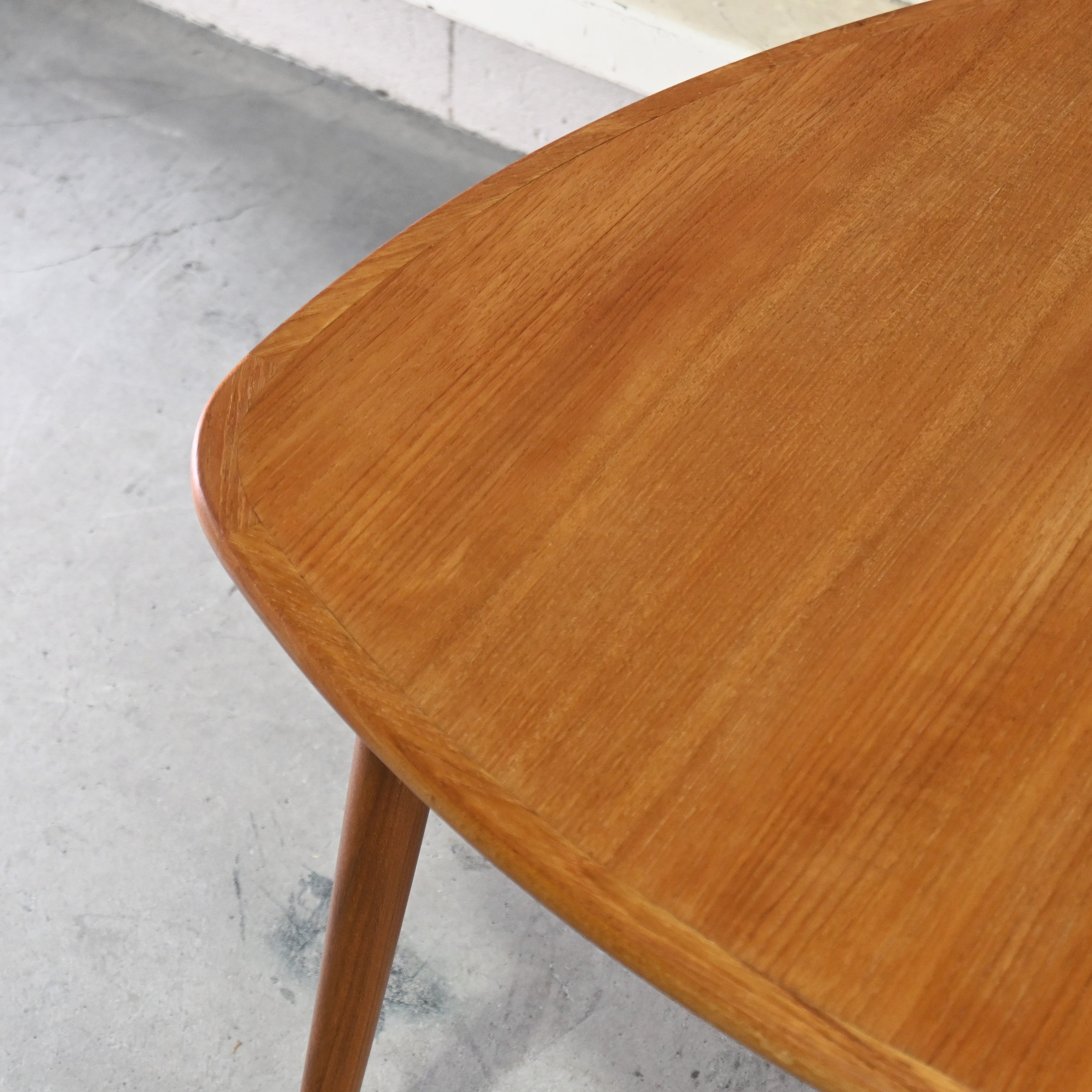 Teakwood Triangle top 3 Legs Coffee table Scandinavian vintage Modern design / チーク材 トライアングル天板 3本脚 コーヒーテーブル 北欧ヴィンテージ モダンデザイン