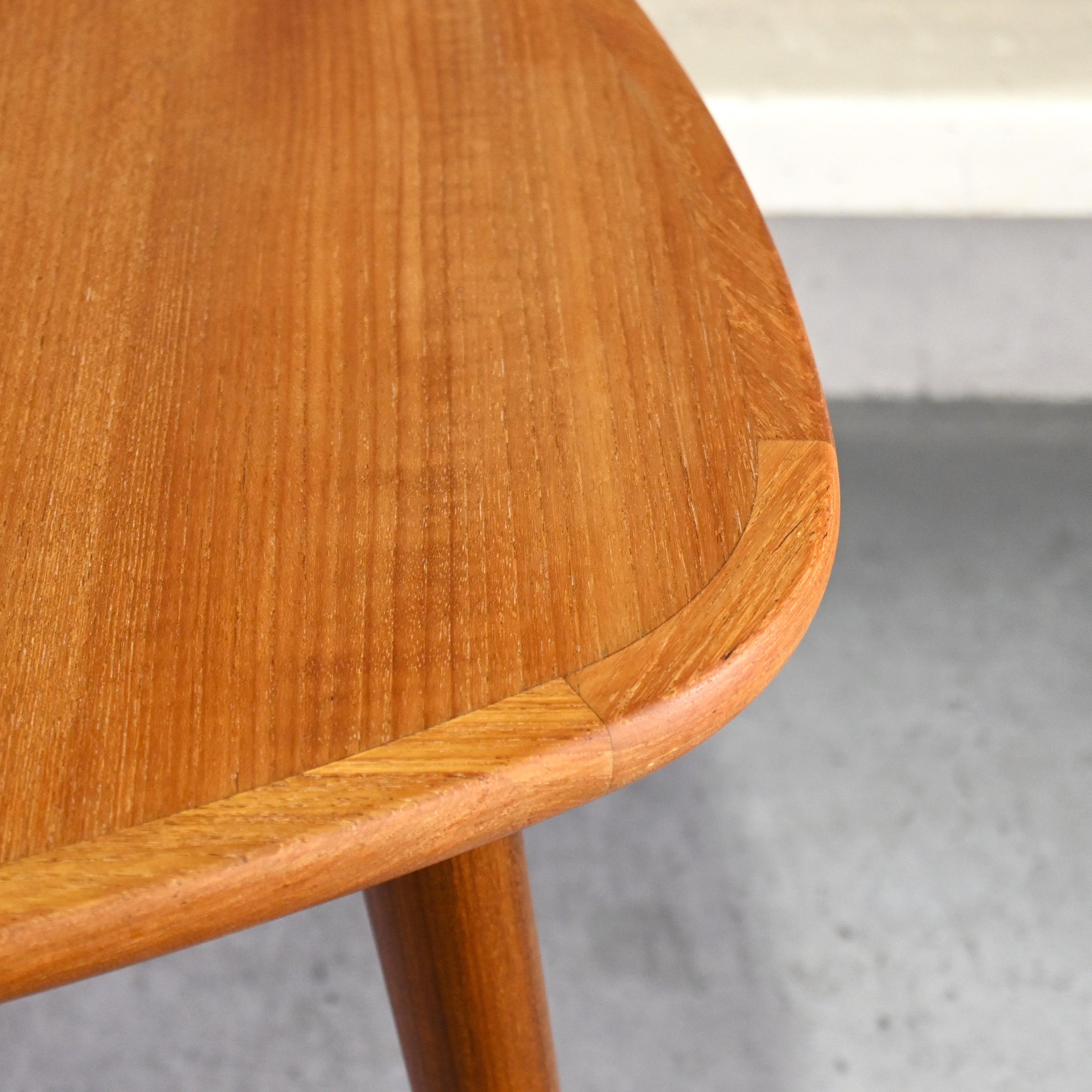 Teakwood Triangle top 3 Legs Coffee table Scandinavian vintage Modern design / チーク材 トライアングル天板 3本脚 コーヒーテーブル 北欧ヴィンテージ モダンデザイン