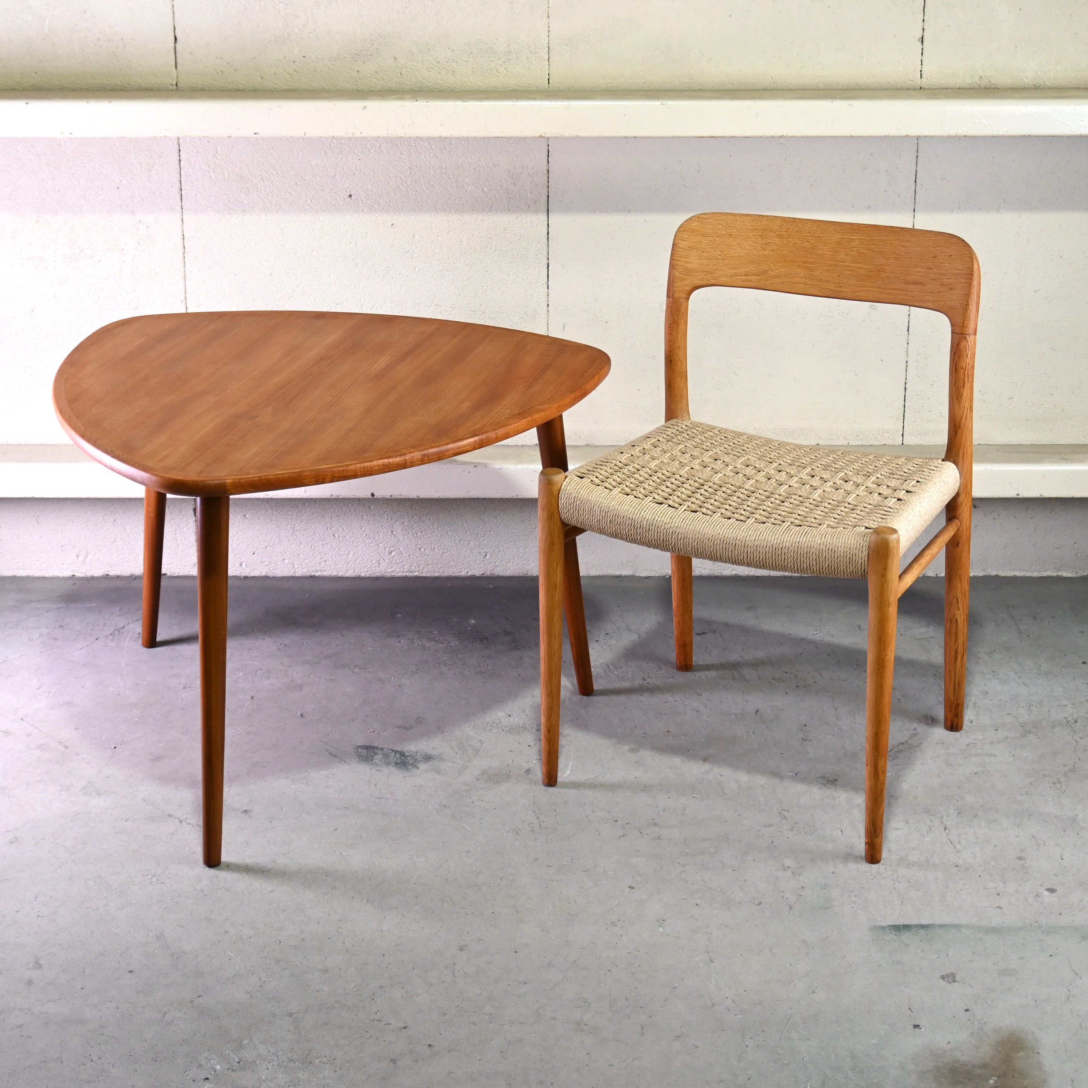 Teakwood Triangle top 3 Legs Coffee table Scandinavian vintage Modern design / チーク材 トライアングル天板 3本脚 コーヒーテーブル 北欧ヴィンテージ モダンデザイン